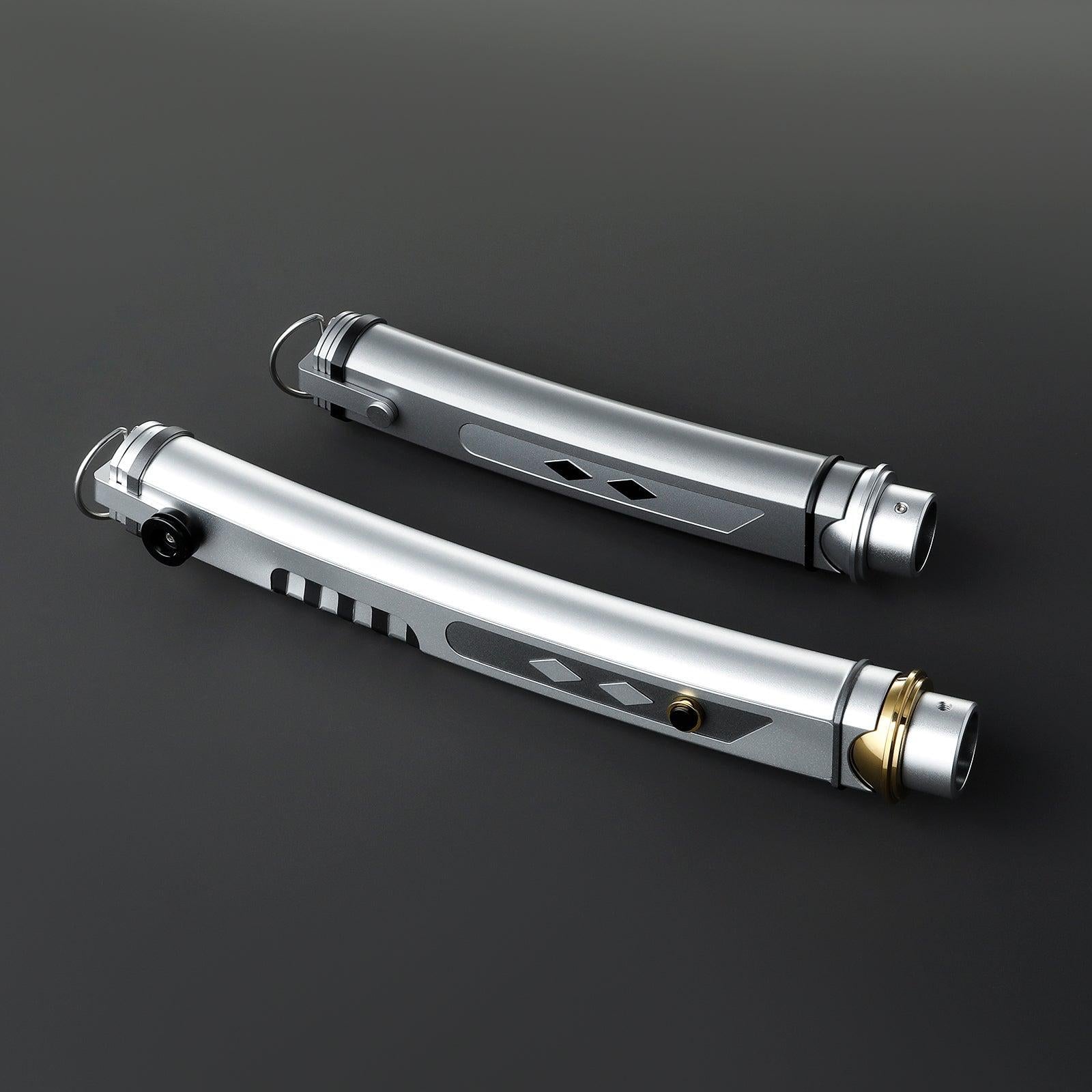 Zwei silberne Fulcrum Lichtschwerter mit schwarzen Akzenten und goldener Manschette, Premium-Design
