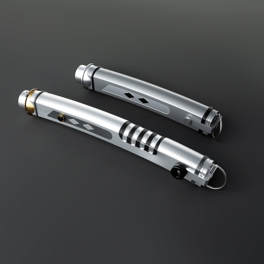 Fulcrum Set – zwei silberne Premium-Lichtschwert-Griffe mit schwarzen Akzenten und goldener Kappe