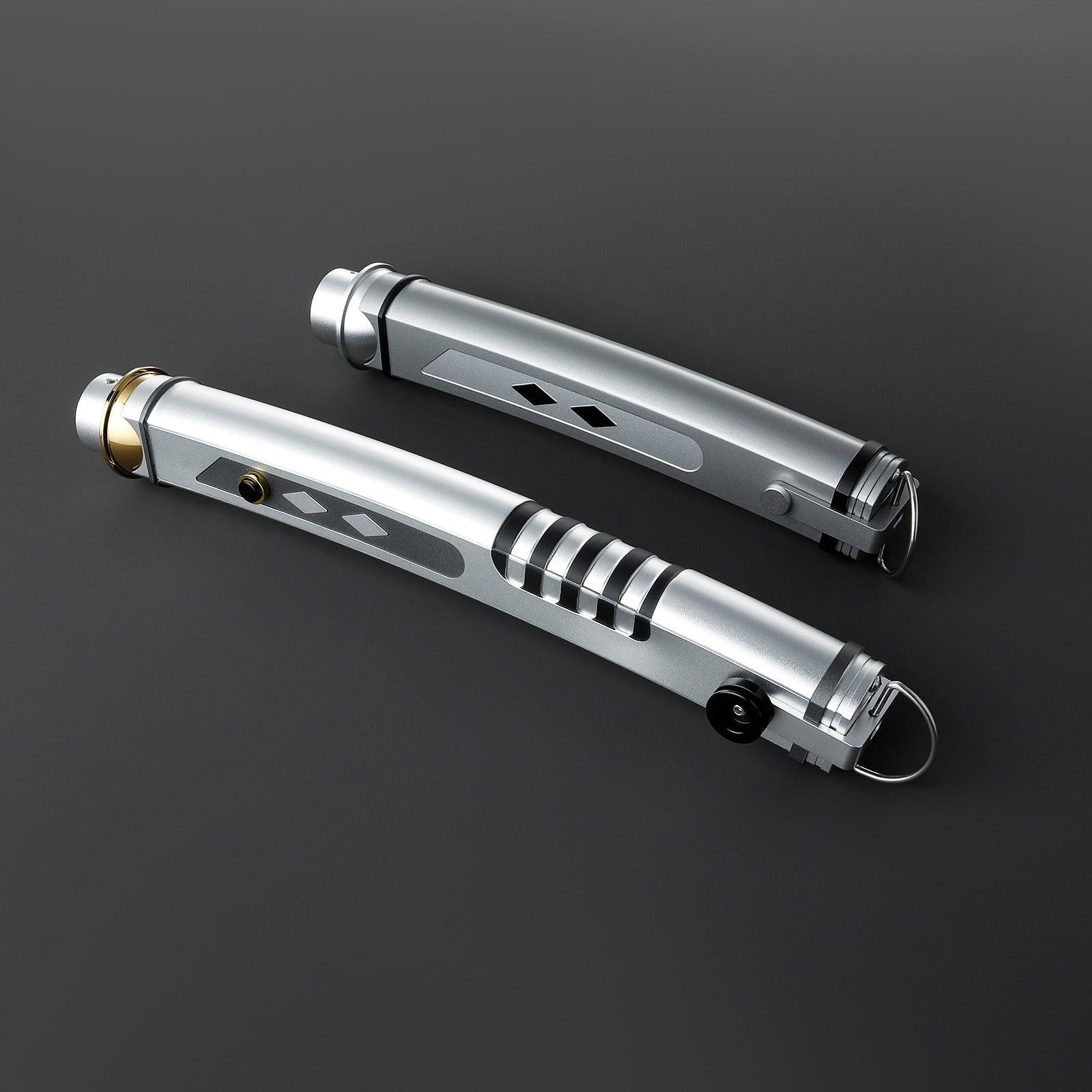 Fulcrum Set – zwei silberne Premium-Lichtschwert-Griffe mit schwarzen Akzenten und goldener Kappe