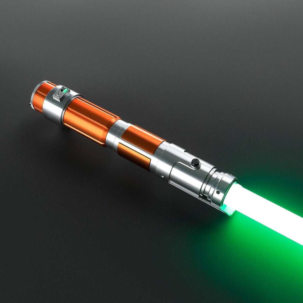 Arbiter Lichtschwert mit leuchtend grüner Klinge und orange-silbernem Griff mit goldenen Bändern