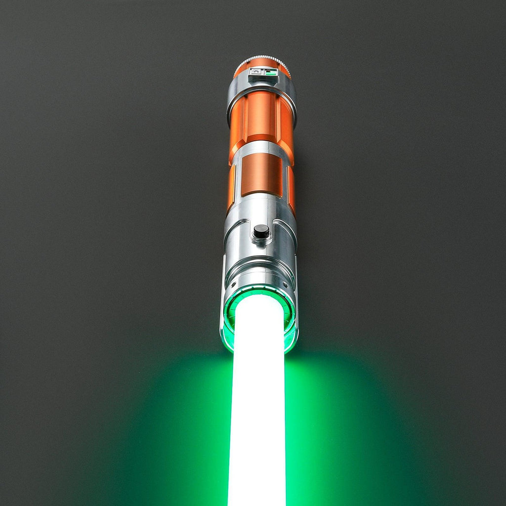 Arbiter Lichtschwert mit leuchtend grüner Klinge, silbernem Griff und drei goldenen Bändern