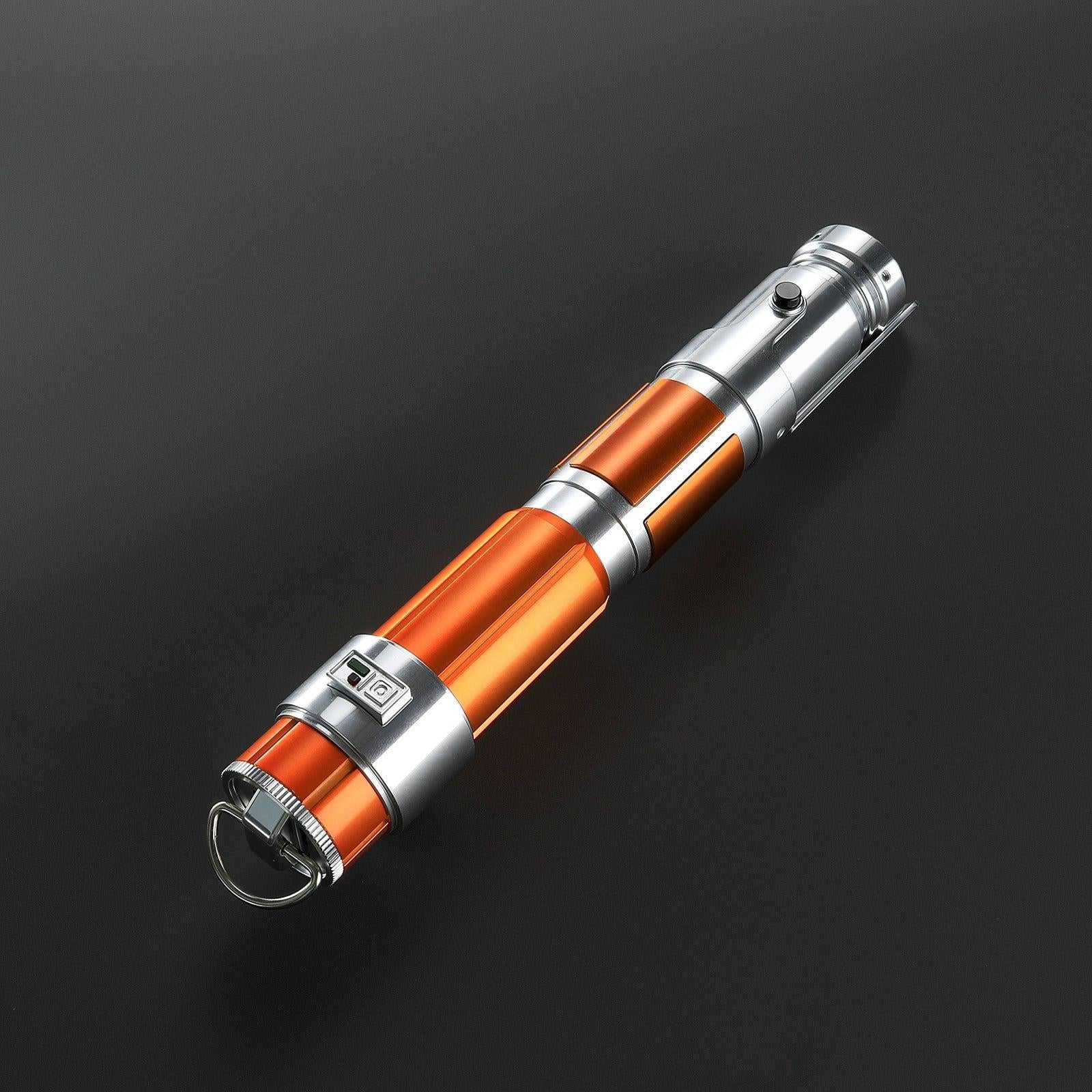 Arbiter Lichtschwert mit orangefarbenem Griff und silbernen Akzenten – Premium-Design