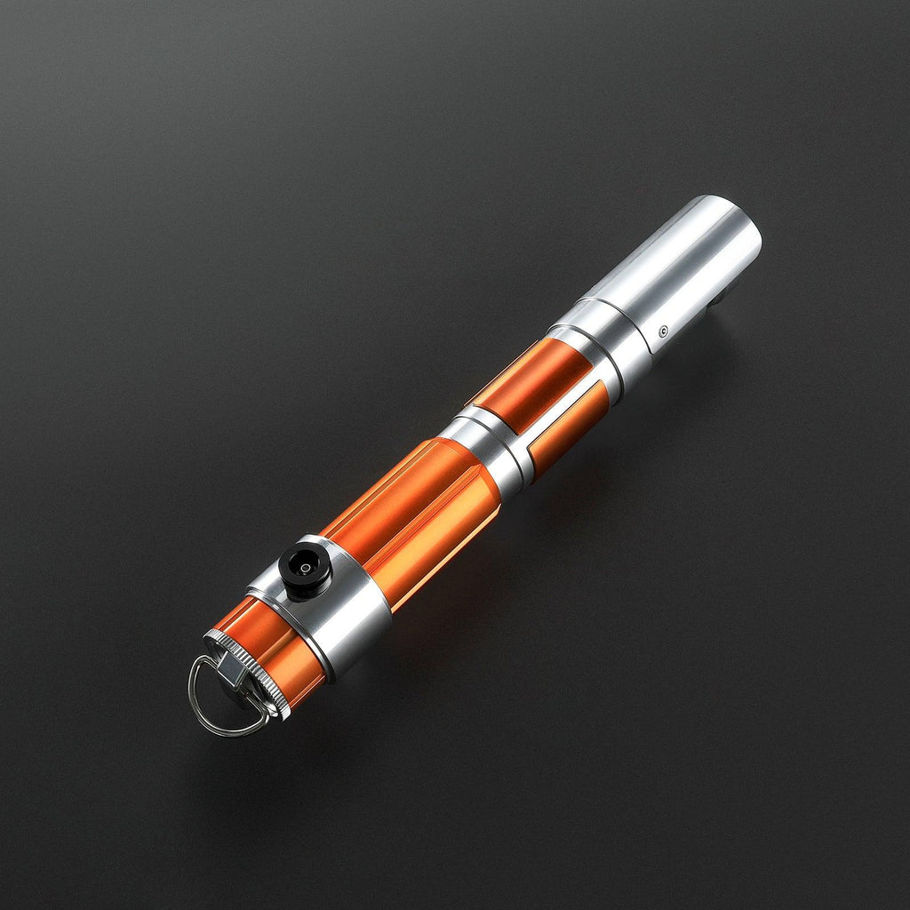 Arbiter Lichtschwert mit silbernem Heft und orangefarbenem Griff, zylindrisches Premium-Design