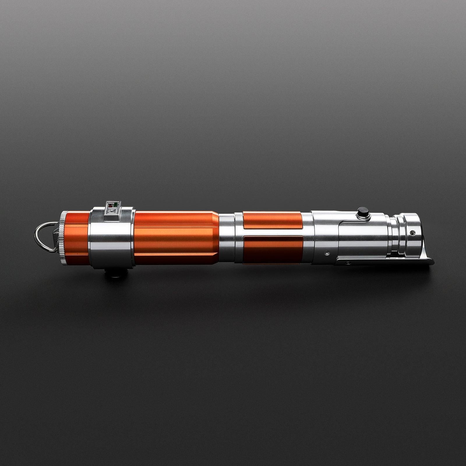 Arbiter Lichtschwert – elegantes Design mit orangefarbenem Griff und silbernen Akzenten, Premium-Qualität