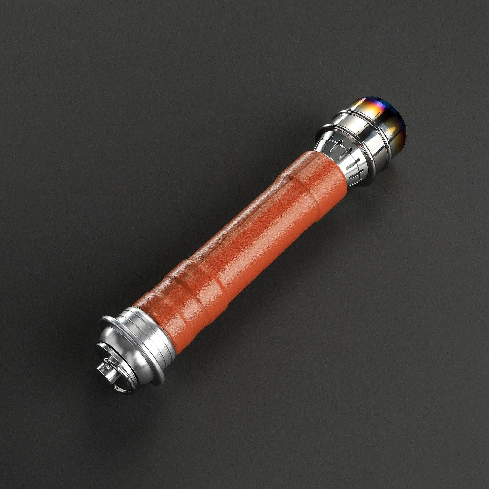 Novice Lichtschwert mit braunem Ledergriff und silbernem Hilt – einfaches, funktionales Design