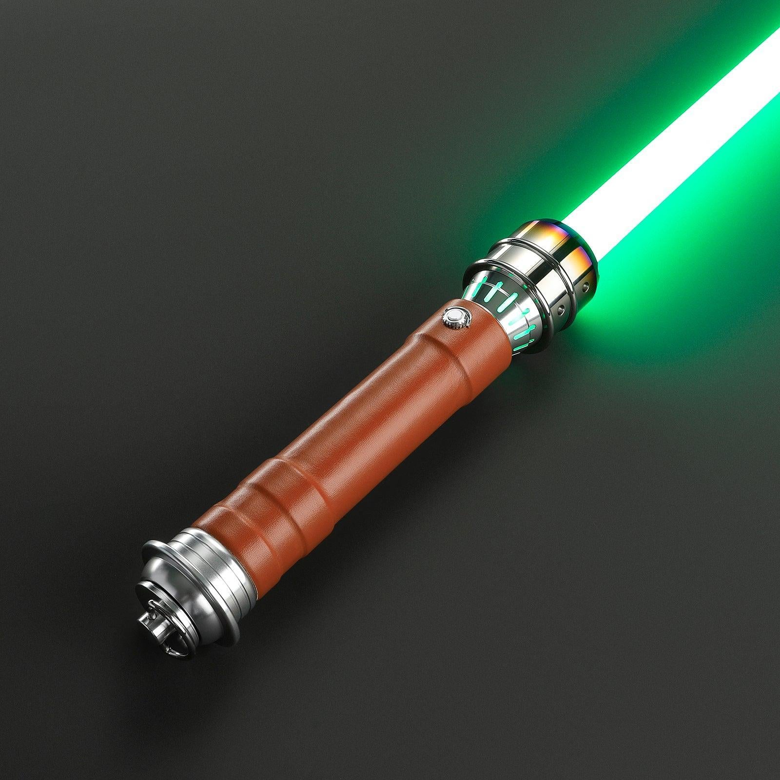 Novice Lichtschwert mit braunem Ledergriff und silbernem Hilt, leuchtende grüne Klinge
