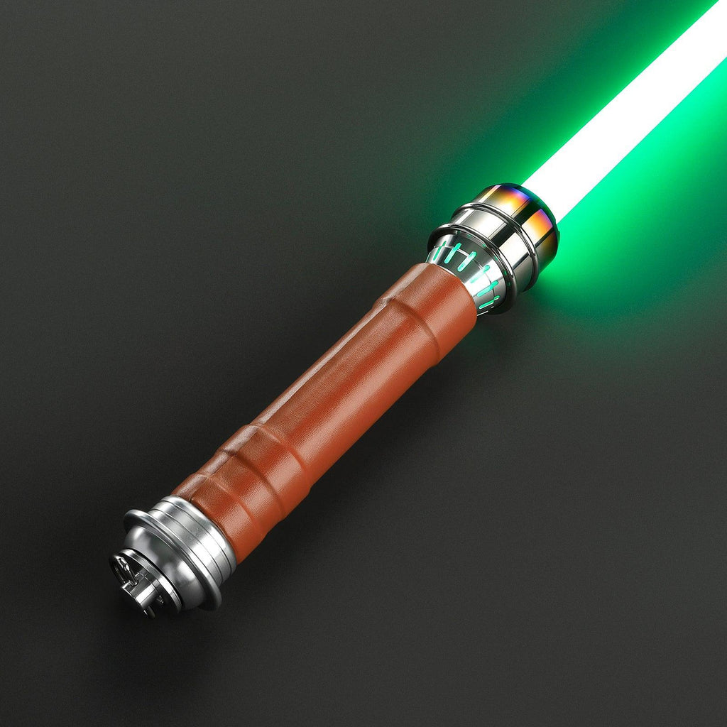 Novice Lichtschwert mit braunem Ledergriff und leuchtend grüner Klinge – schlichtes, funktionales Design