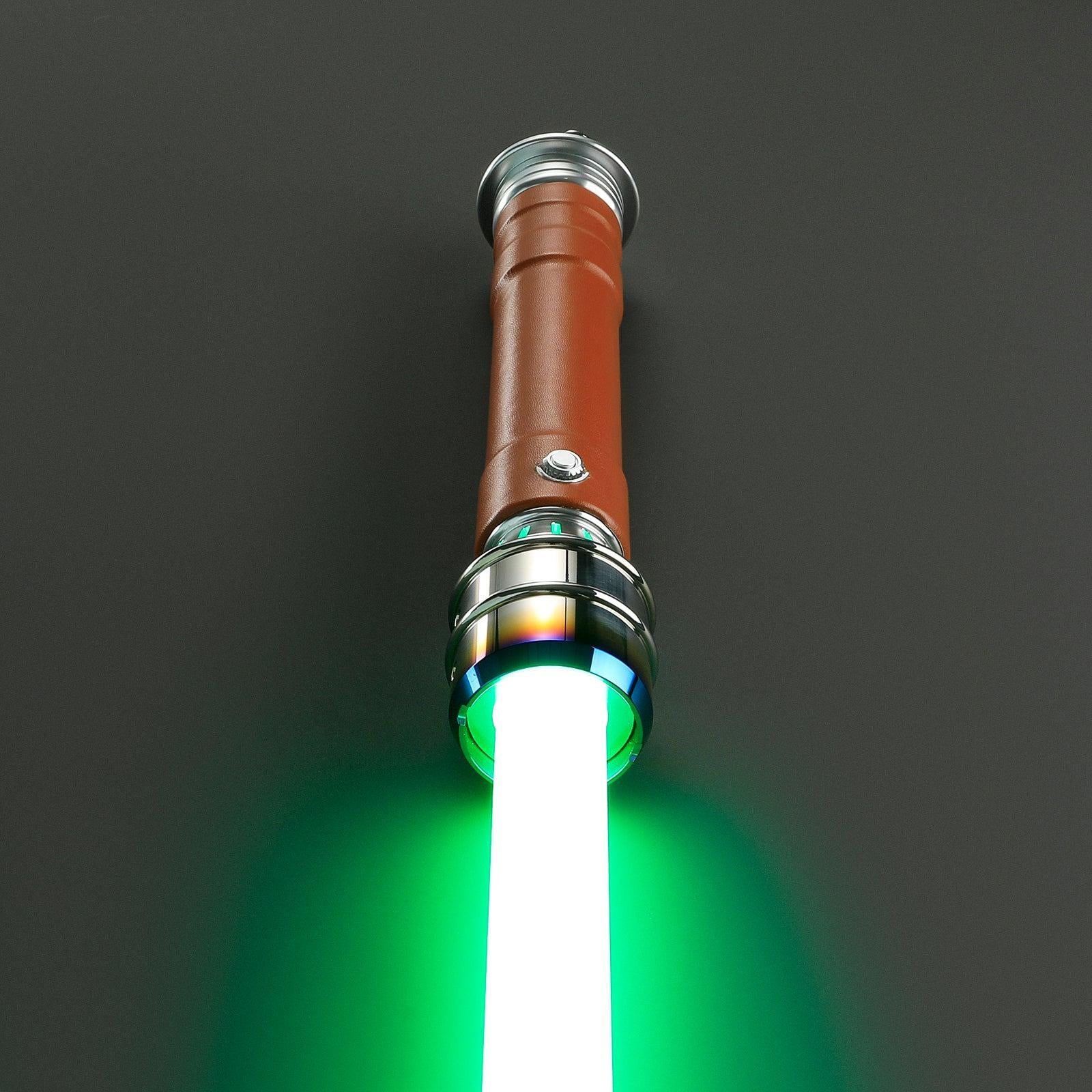 Novice Lichtschwert mit braunem Ledergriff und leuchtend grüner Klinge – funktionales Premium-Design