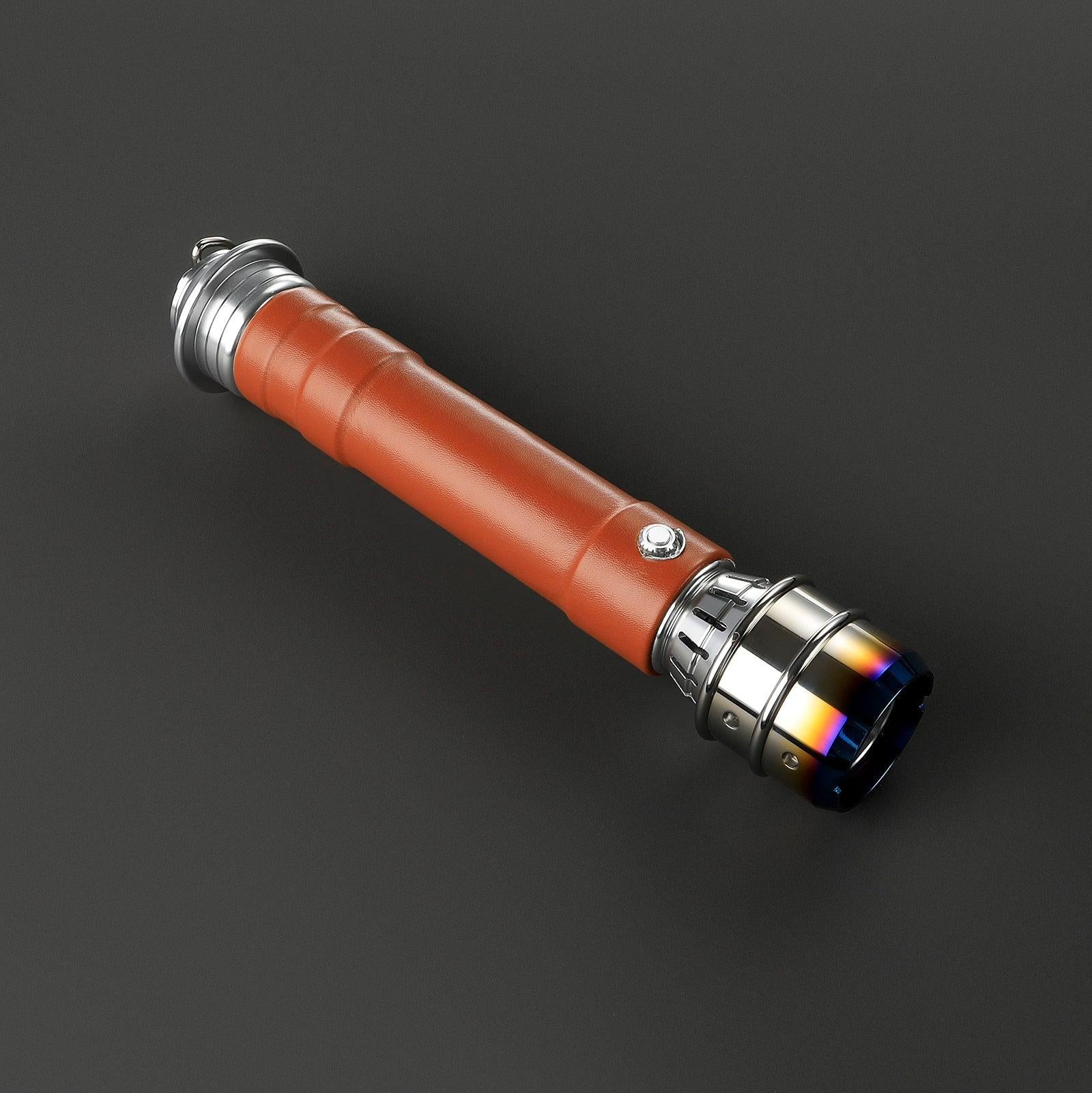 Novice Lichtschwert mit braunem Ledergriff und glänzendem Metall-Hilt, schlichtes Design