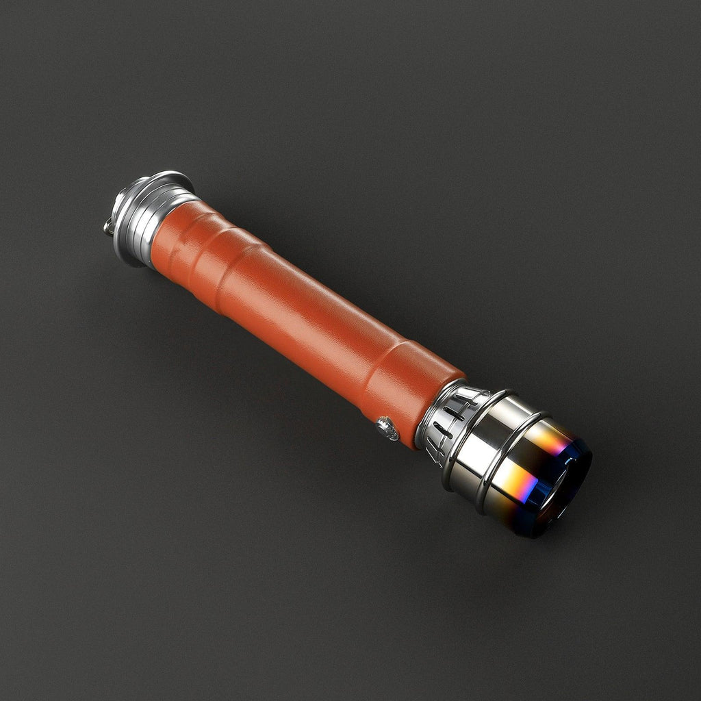 Novice Lichtschwert mit orangefarbenem Griff und glänzendem, mehrfarbigem Emitter aus Metall