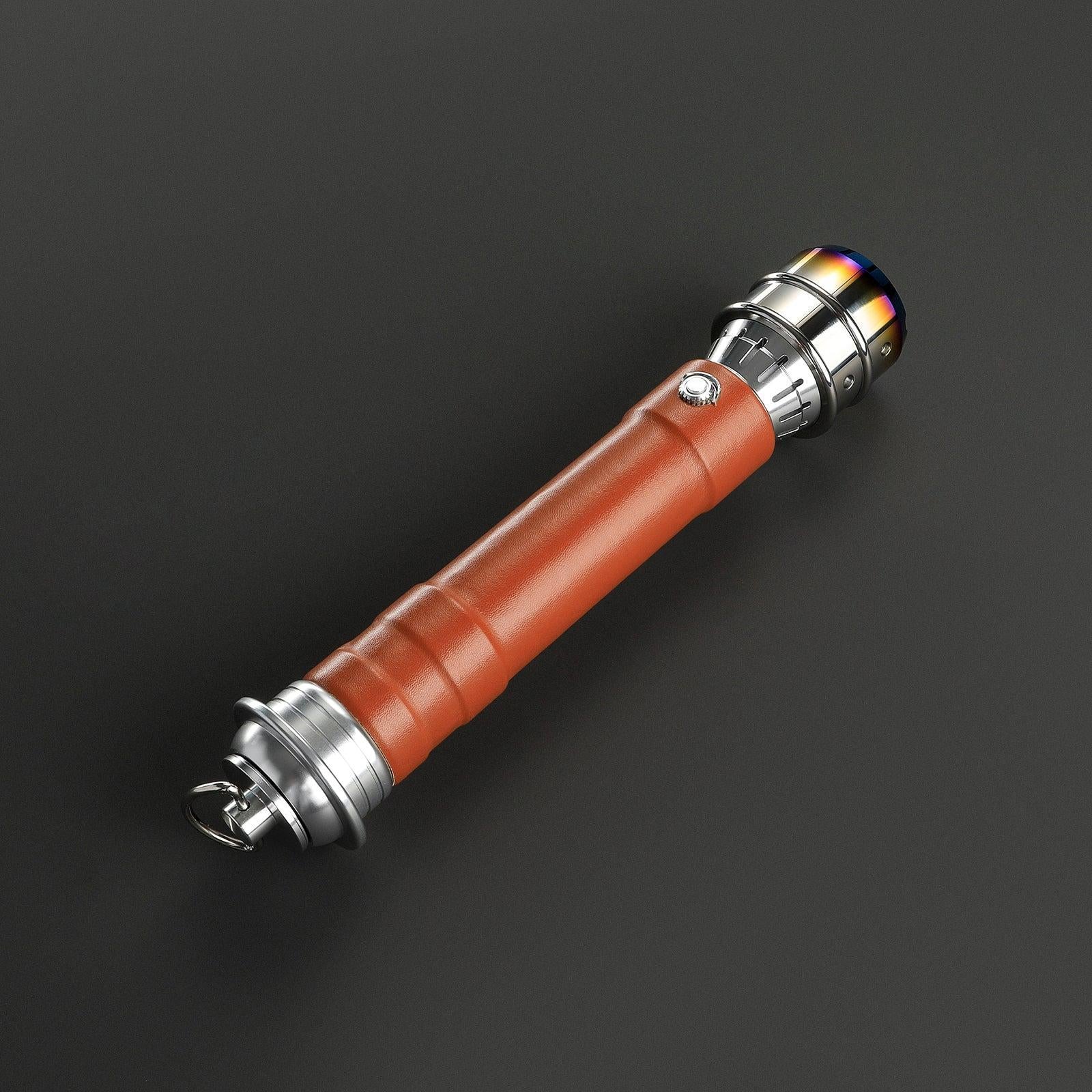 Novice Lichtschwert mit braunem Ledergriff und silbernem Hilt – funktionales Premium-Modell