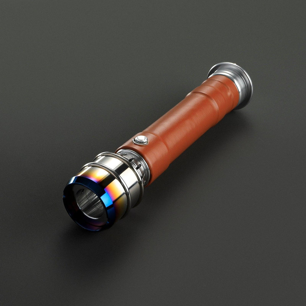 Novice Lichtschwert mit braunem Ledergriff und irisierendem Emitter – funktionales Design