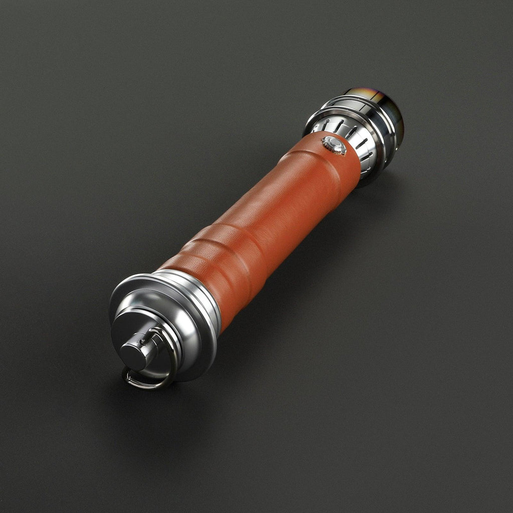 Novice Lichtschwert mit braunem Ledergriff und silbernen Metallakzenten – schlichtes Design