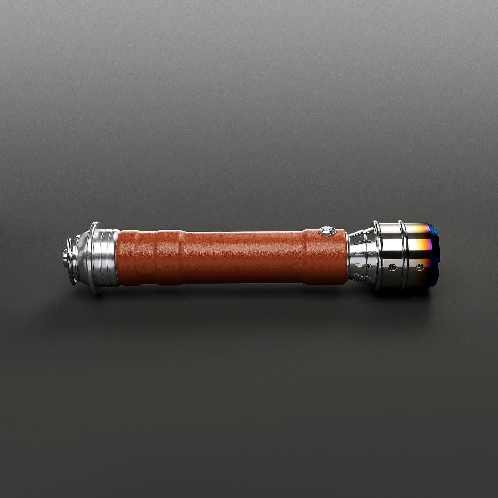 Novice Lichtschwert mit braunem Ledergriff und silbernen Metallelementen – funktionales Design