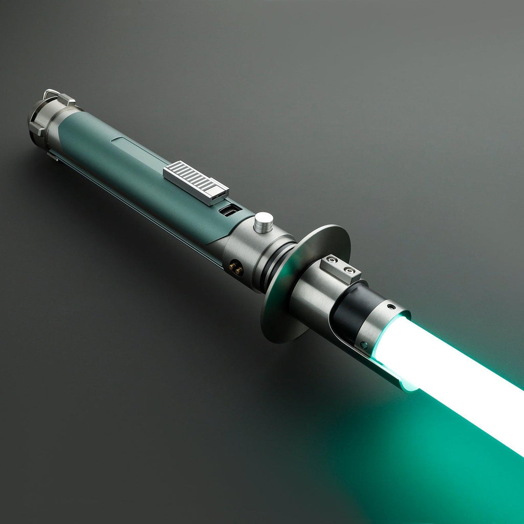 Das Outlaw Lichtschwert in Grün mit silbernem Hilt und leuchtender Klinge, Premium-Design