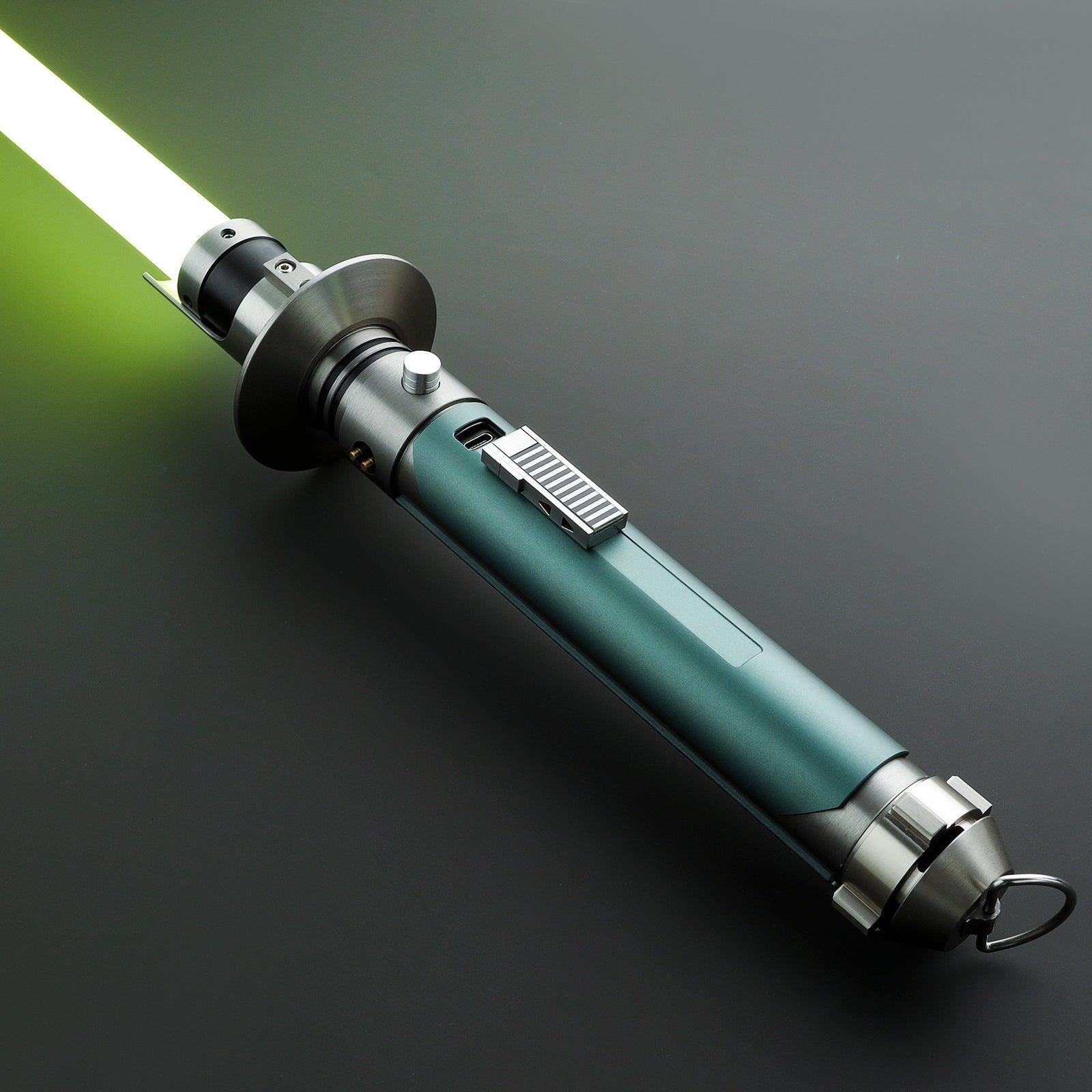 Outlaw Lichtschwert mit grün leuchtender Klinge und türkis-grauem Metallgriff – Premium-Design