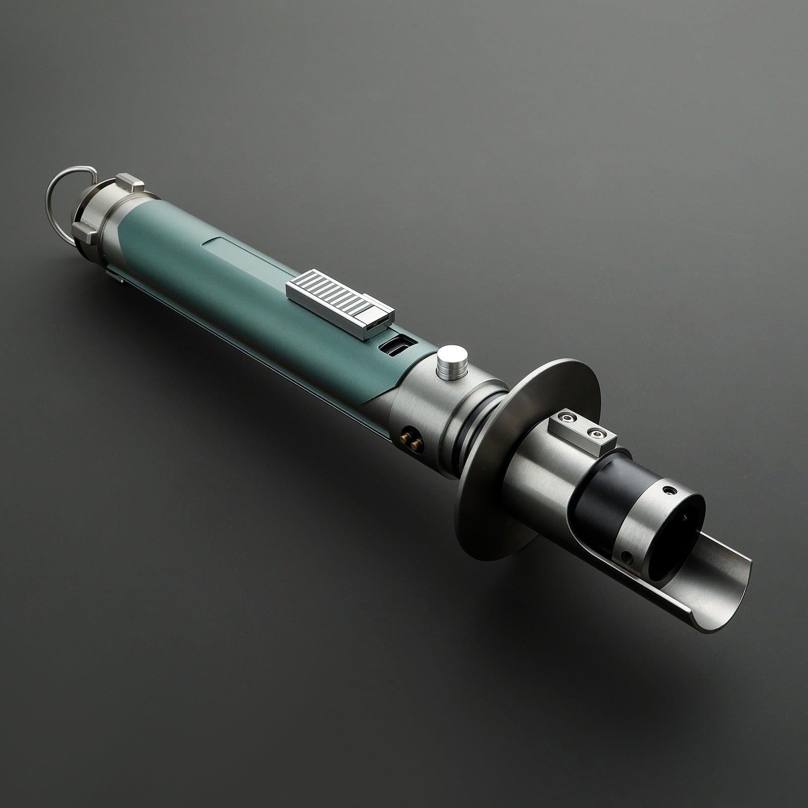 Outlaw Lichtschwert in Grün und Silber – meisterhaftes Premium-Design mit 1 Zoll Klinge