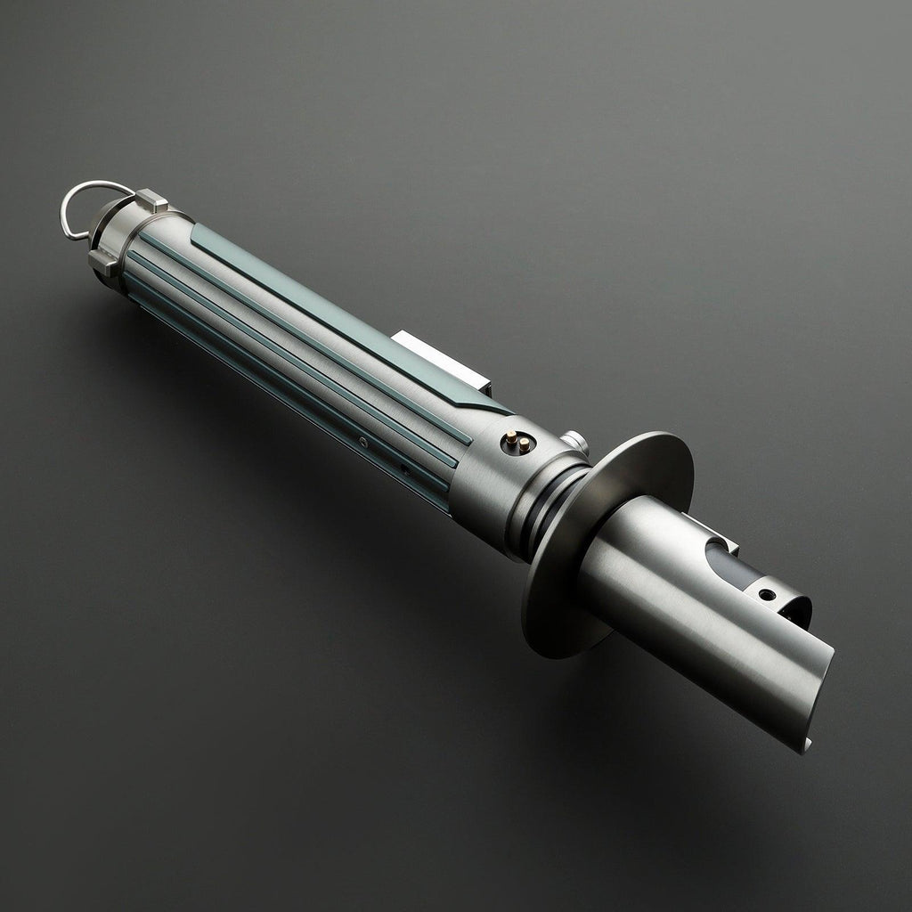 Outlaw Lichtschwert in Silber – detaillierter Griff mit blauen Akzenten, Premium-Design