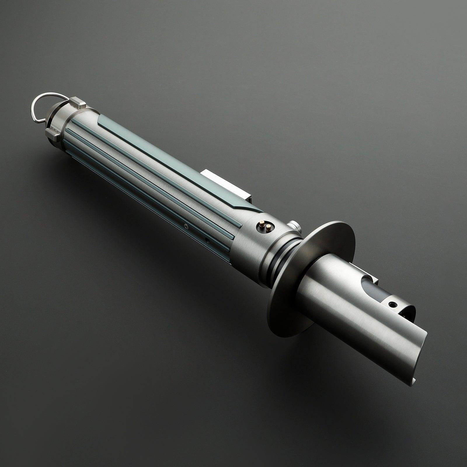 Outlaw Lichtschwert in Silber – detaillierter Griff mit blauen Akzenten, Premium-Design