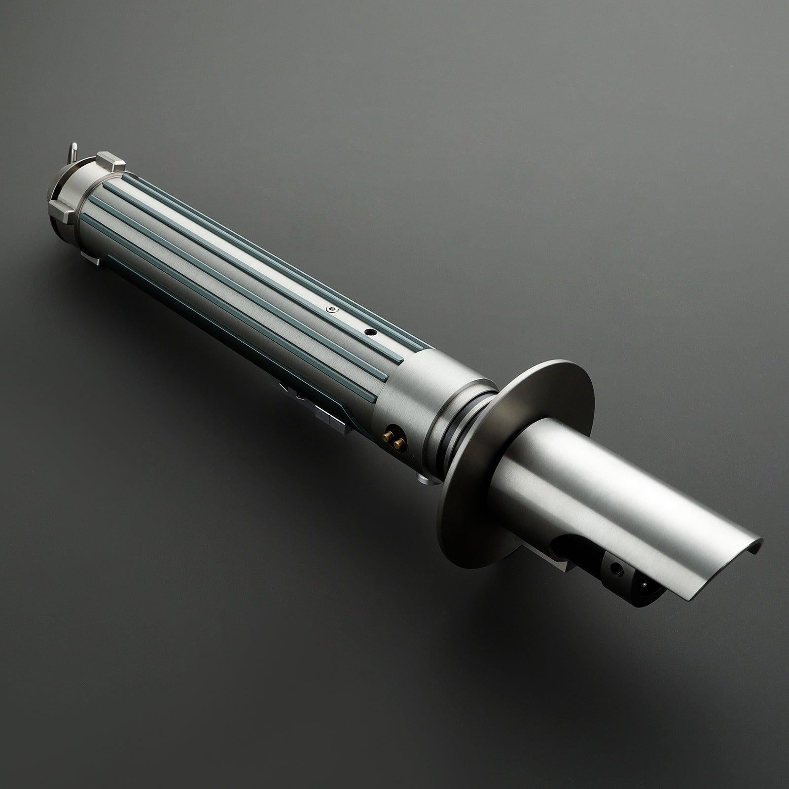 Outlaw Lichtschwert in Silber – Premium-Griff mit geriffelten Details und breiter Parierstange