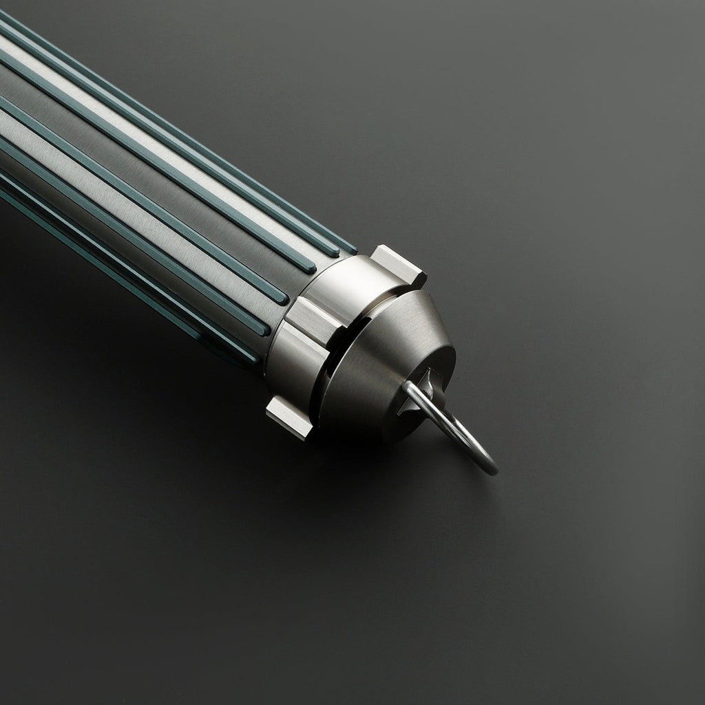 Detailansicht des Outlaw Lichtschwerts – gebürsteter Metallgriff mit blauen Akzenten und D-Ring