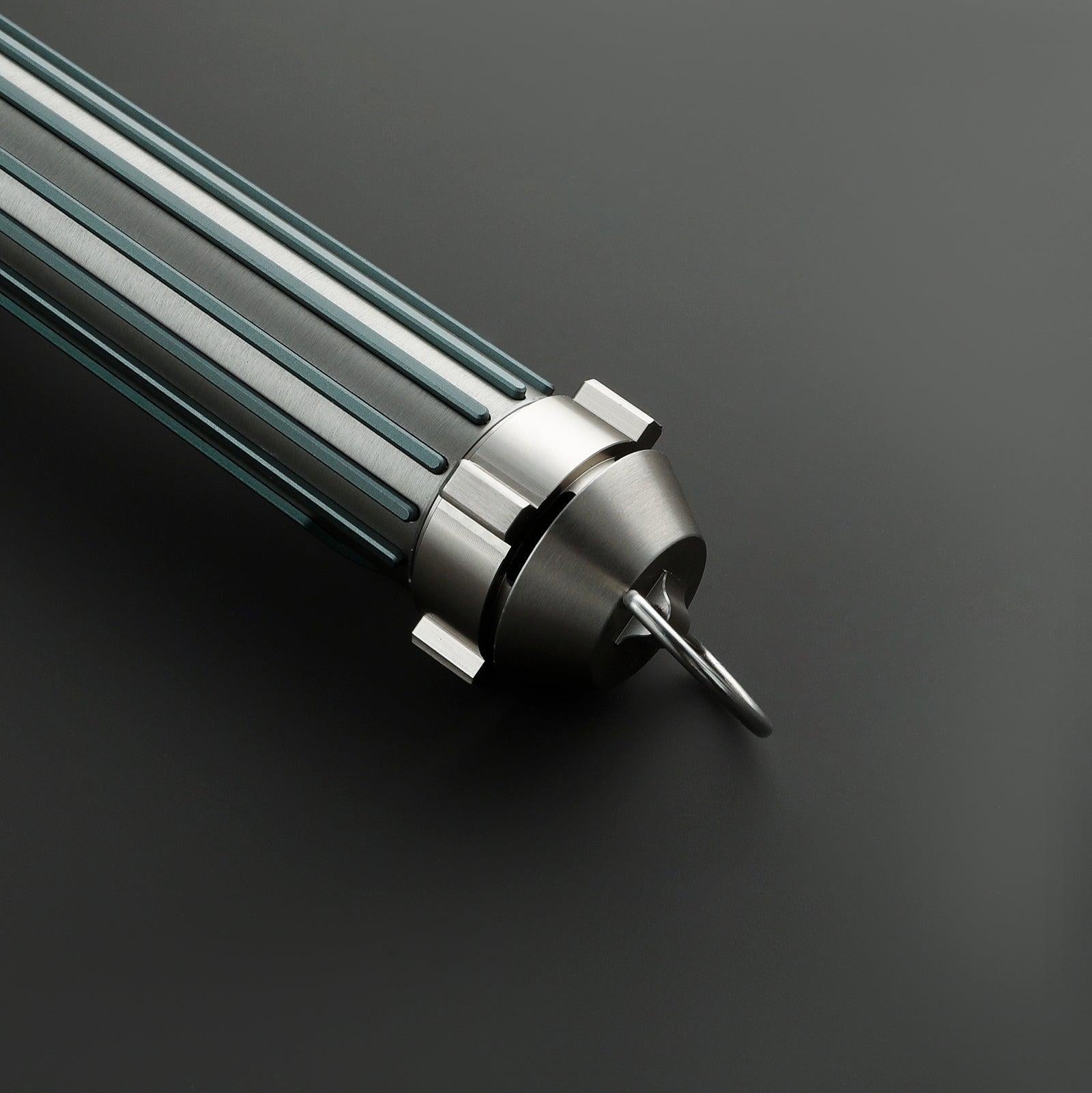 Detailansicht des Outlaw Lichtschwerts – gebürsteter Metallgriff mit blauen Akzenten und D-Ring