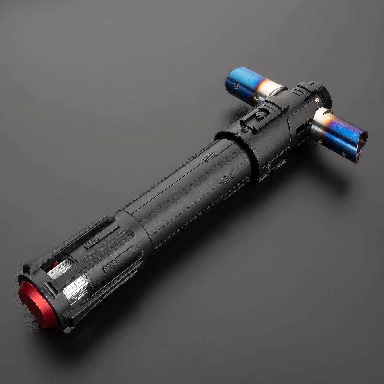 The Knight schwarzes Premium-Lichtschwert mit rotem Endstück und blauen Klingenemittern