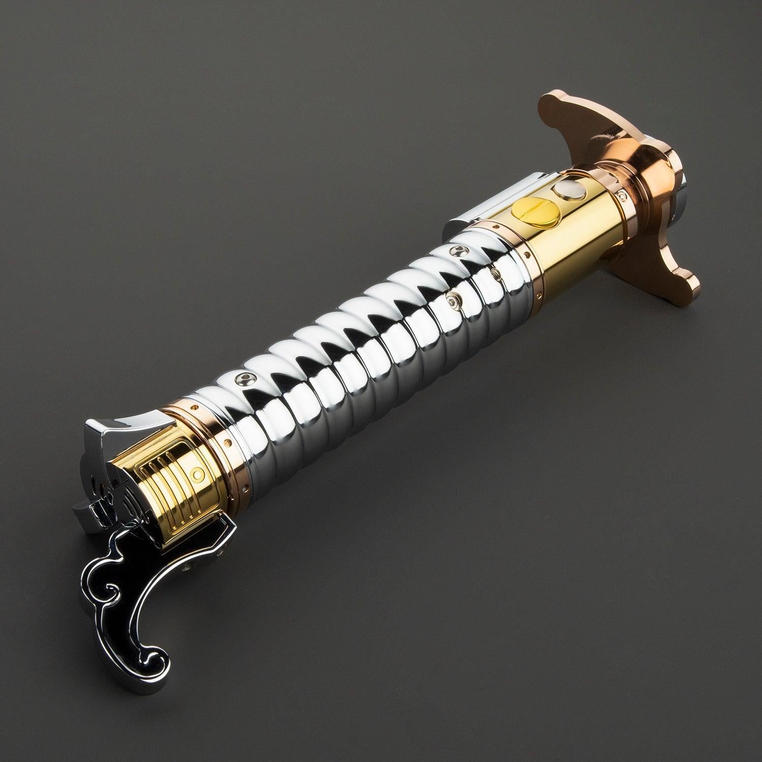 Lop Lichtschwert, gold-silberner Griff mit Kupferakzenten und geschwungenem Parierelement, Premium-Design