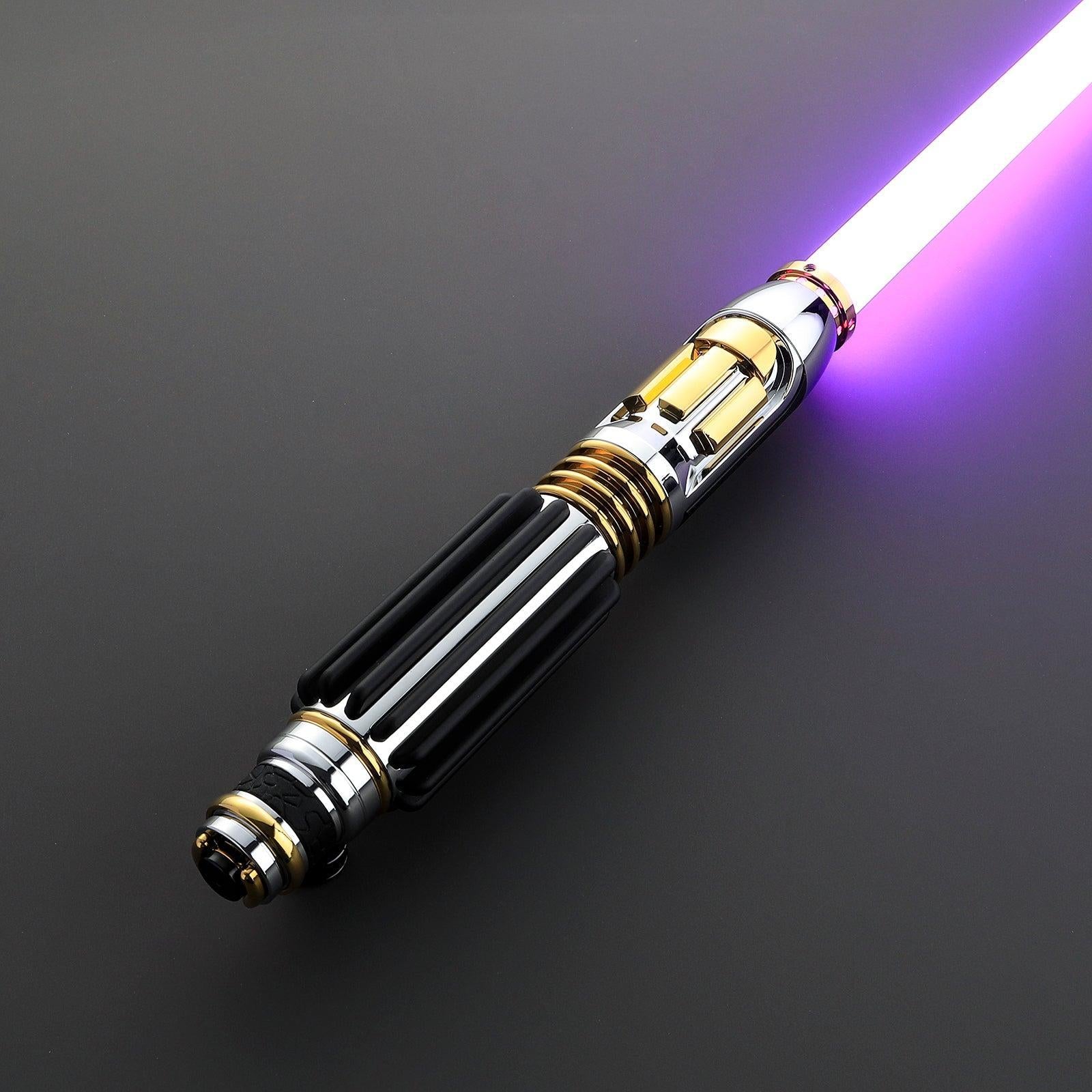 Das Master Lichtschwert mit schwarzem Griff, goldenen Akzenten und leuchtender violetter Klinge