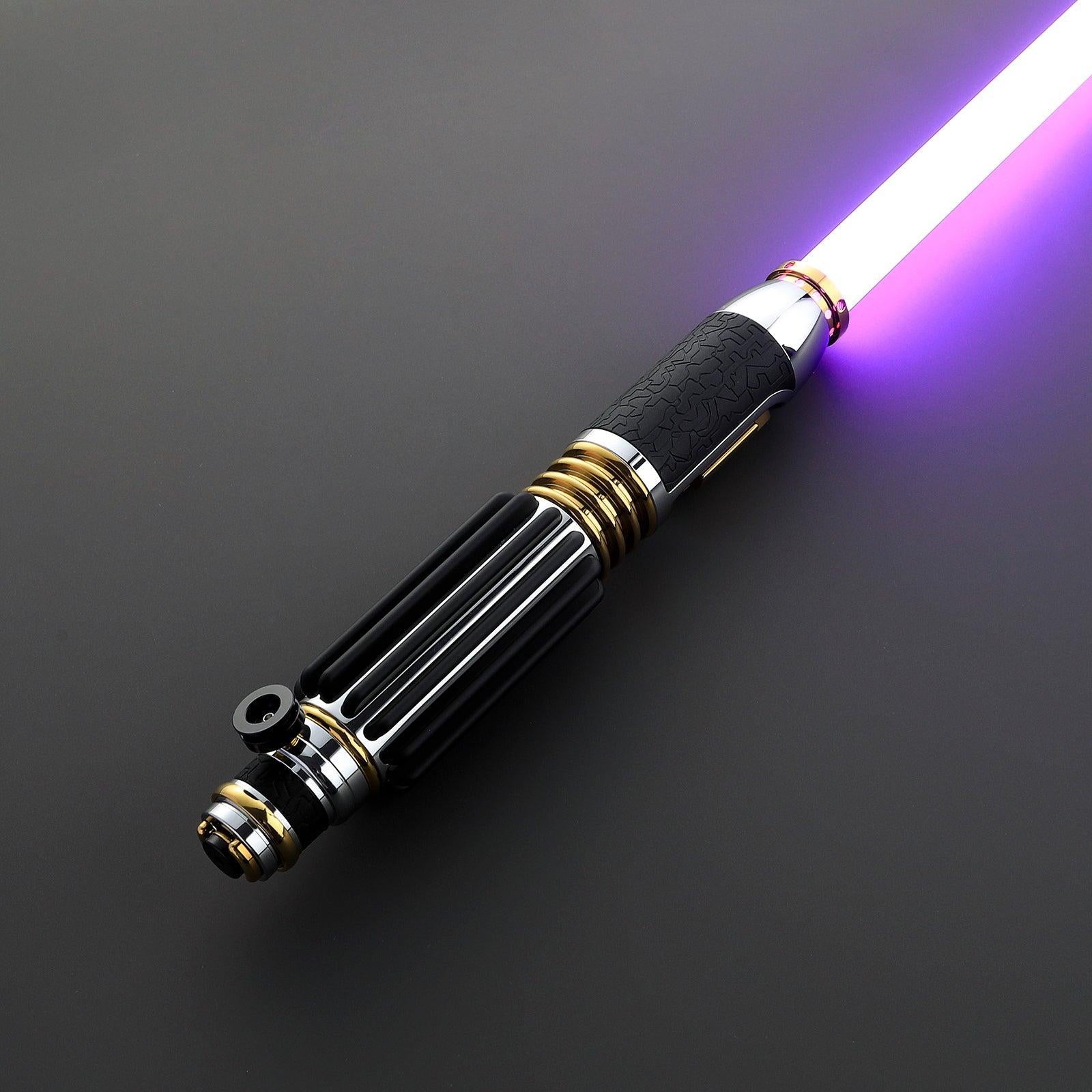 Das Master Lichtschwert mit violettem Blade, schwarzem Griff und goldenen Akzenten – Premium-Design