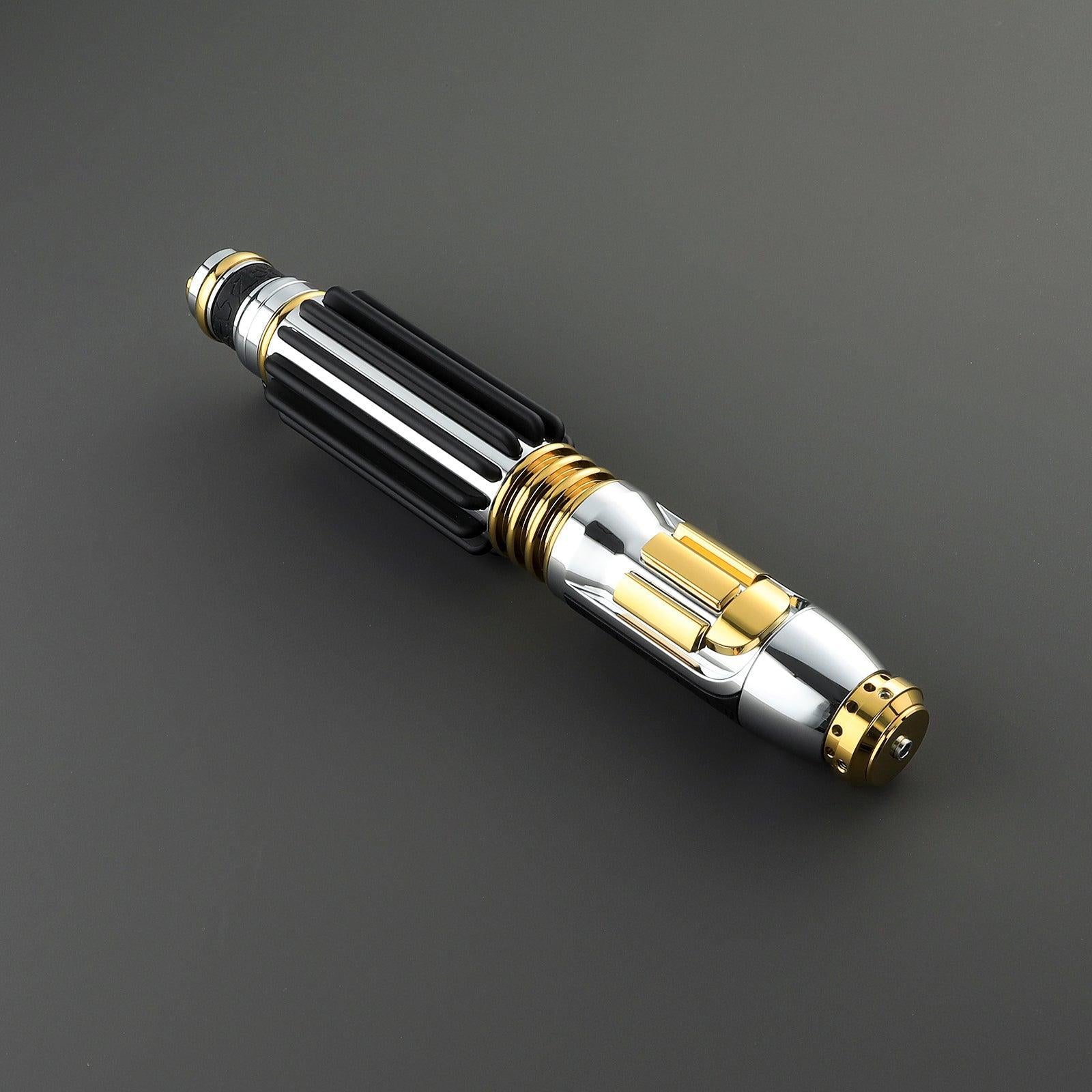 Der Master Lichtschwert in Silber und Gold – Premium-Design mit schwarzem Griff