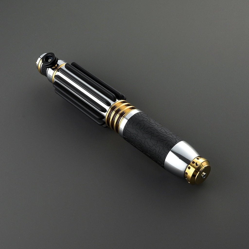 The Master Lichtschwert, silber-goldener Griff mit schwarzem Muster und geriffelten Details, Premium-Design