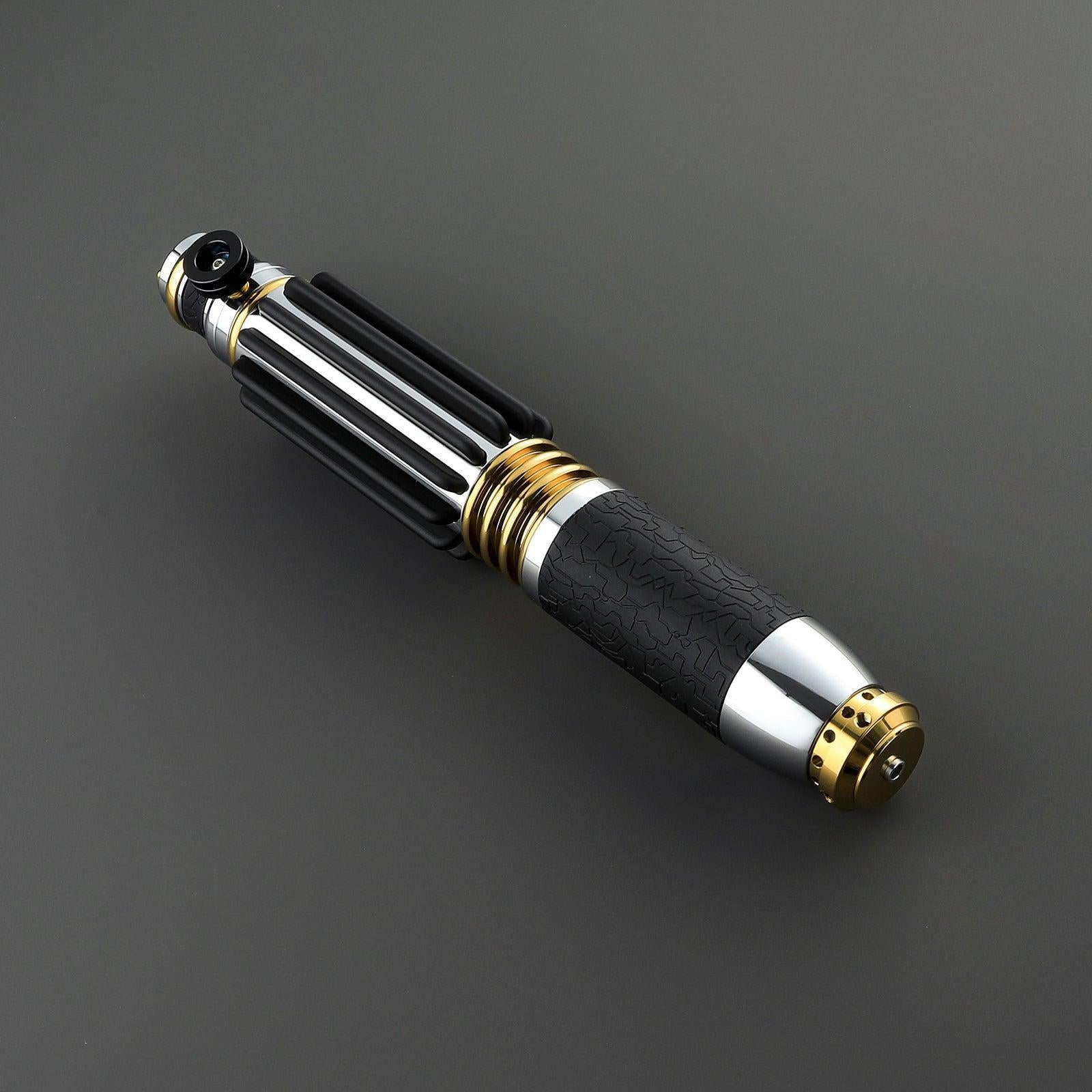 The Master Lichtschwert, silber-goldener Griff mit schwarzem Muster und geriffelten Details, Premium-Design