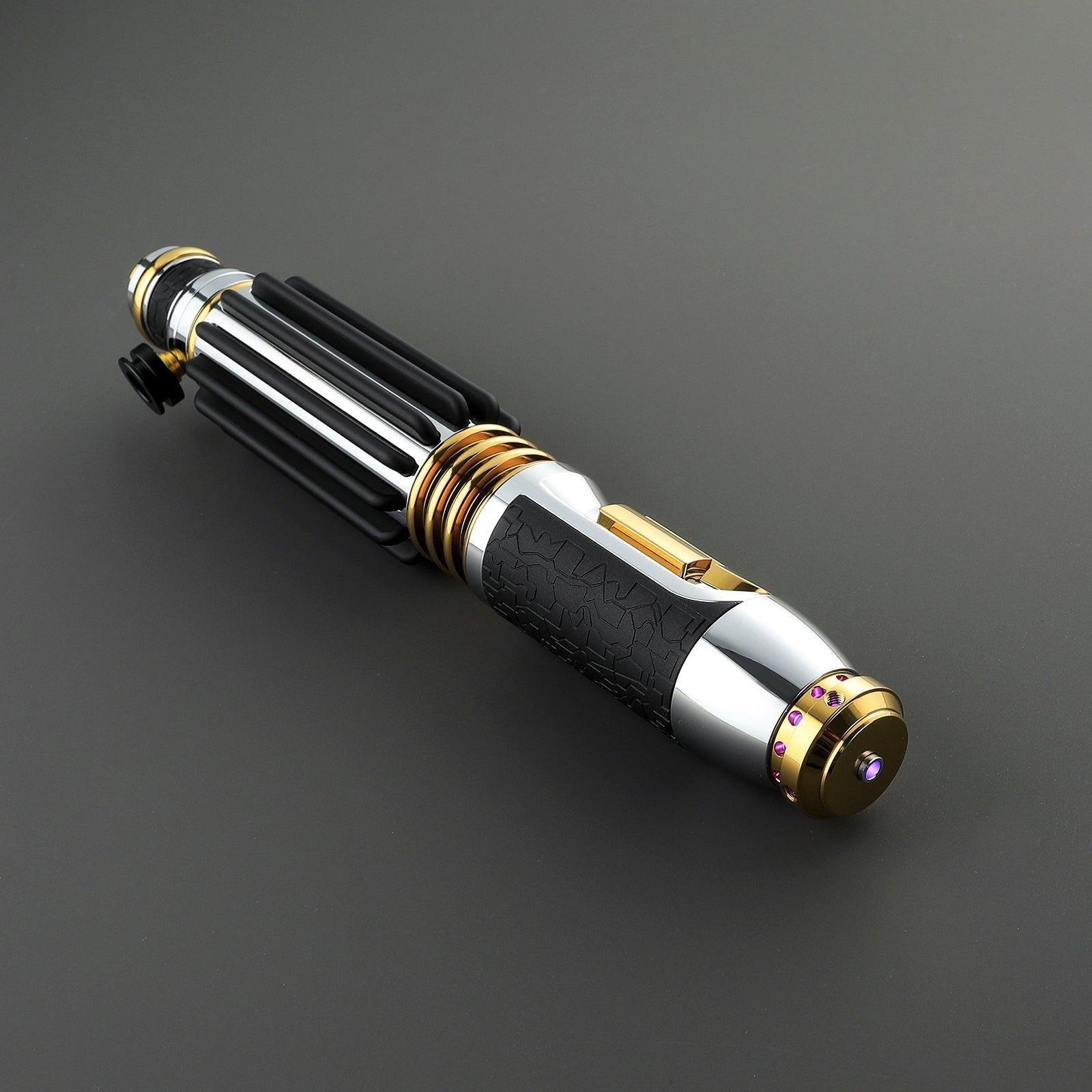 The Master Lichtschwert – silberner Griff mit goldenen Akzenten und schwarzer Textur