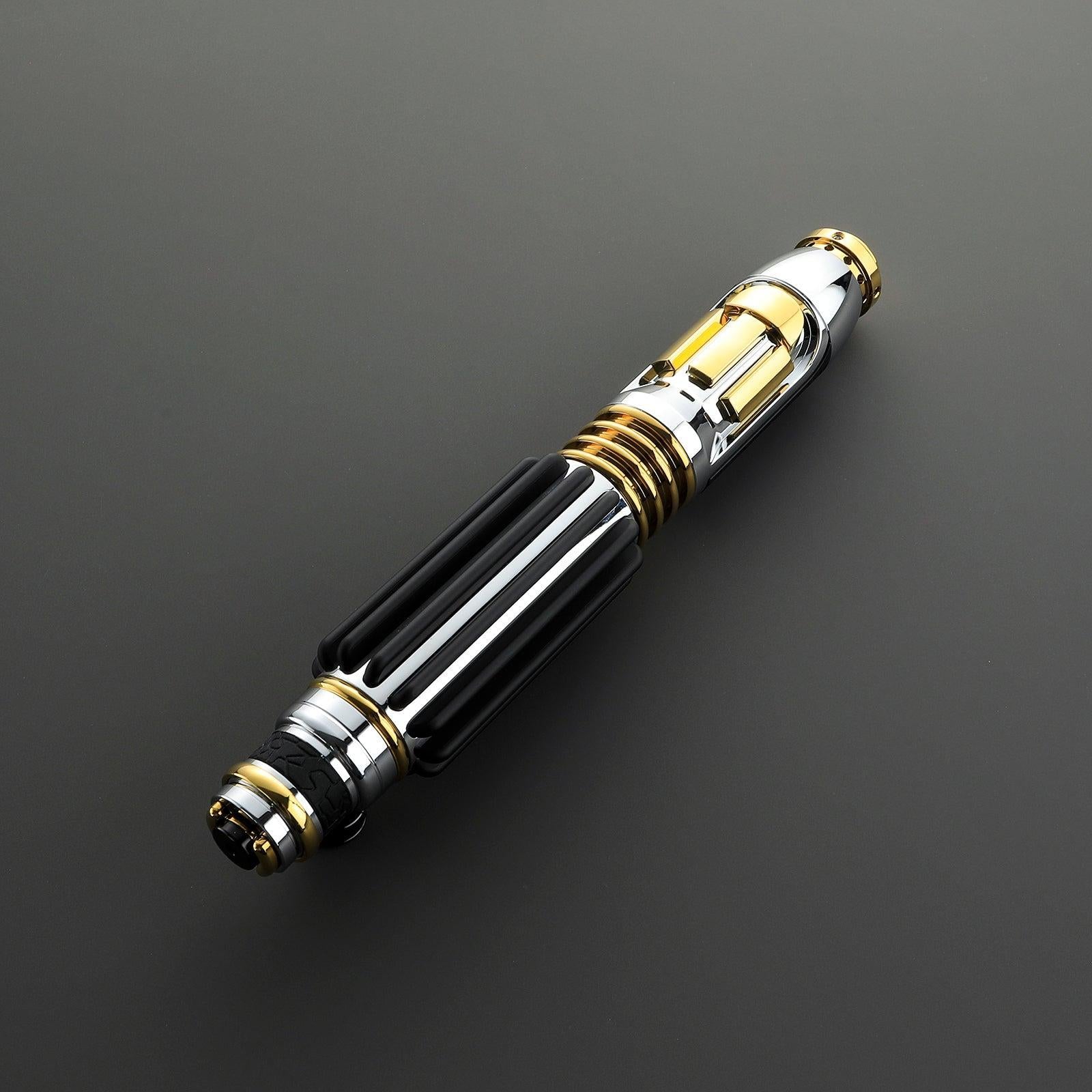 The Master Lichtschwert – elegantes Design mit gold- und silberfarbenen Akzenten, schwarzem Griff