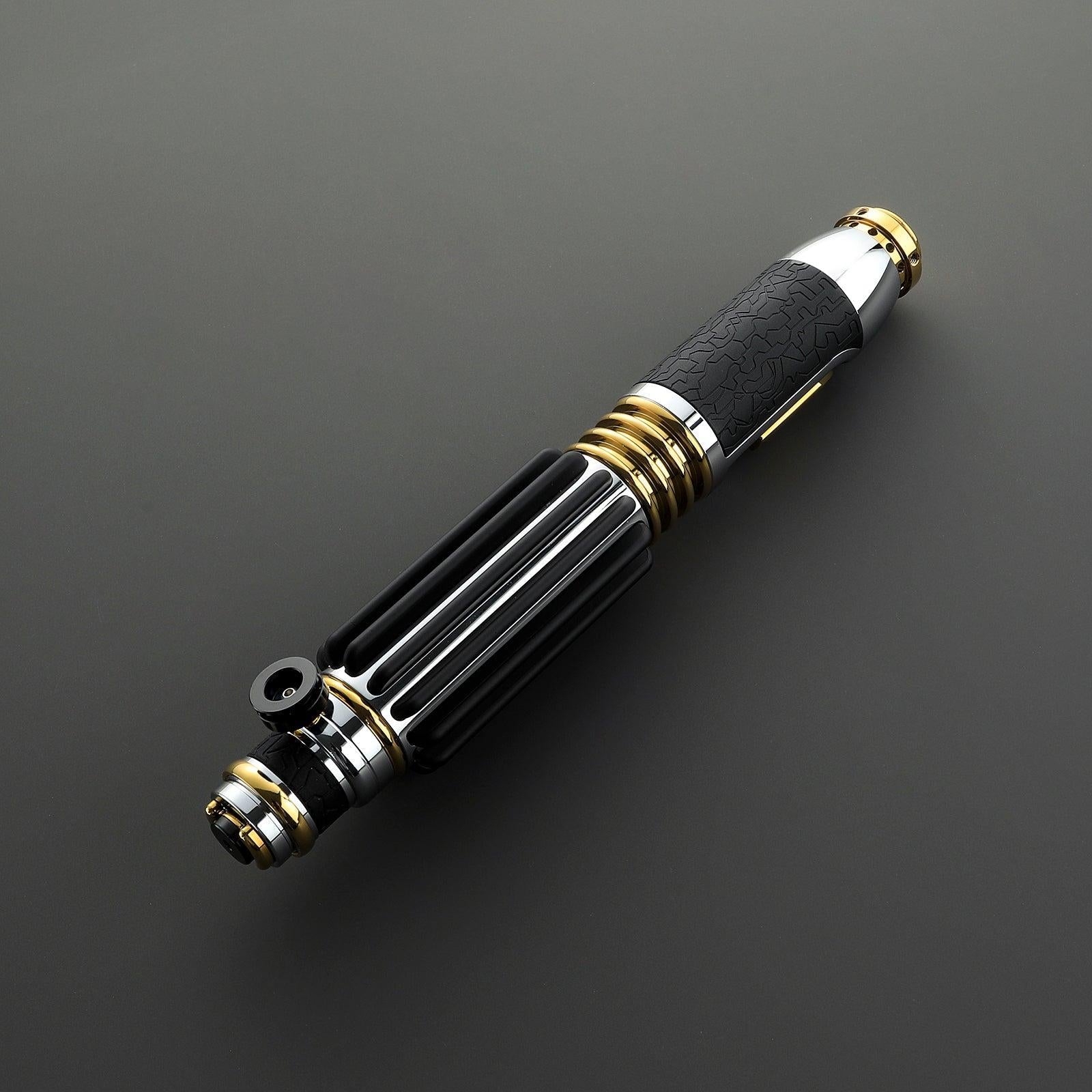 Der Master Lichtschwert – elegantes Premium-Modell in Schwarz, Gold und Silber mit strukturiertem Griff