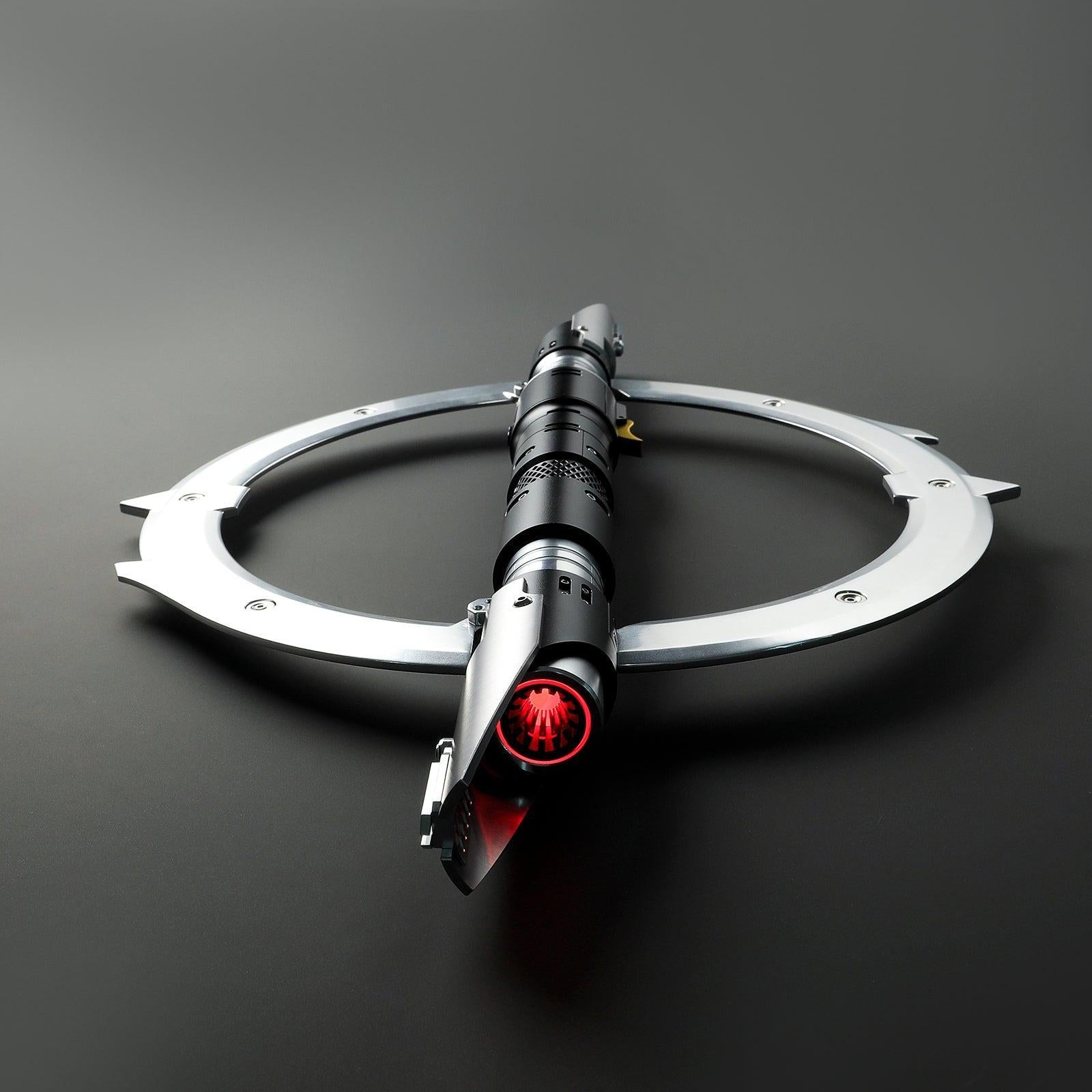 The Hunter Lichtschwert in Schwarz-Silber – markantes Design mit klappbarem Ring und rotem Leuchten