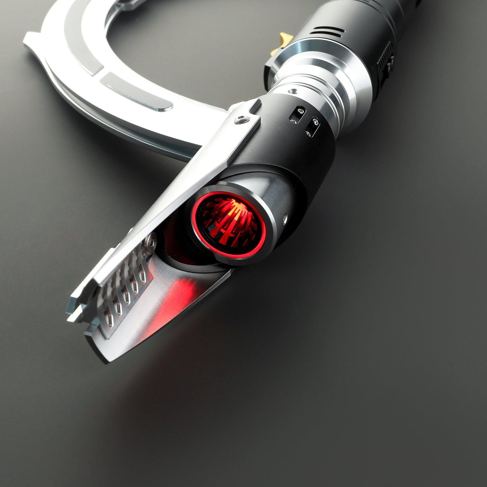 The Hunter Lichtschwert in Schwarz-Silber – markanter Griff mit roter Klinge und klappbarem Bügel