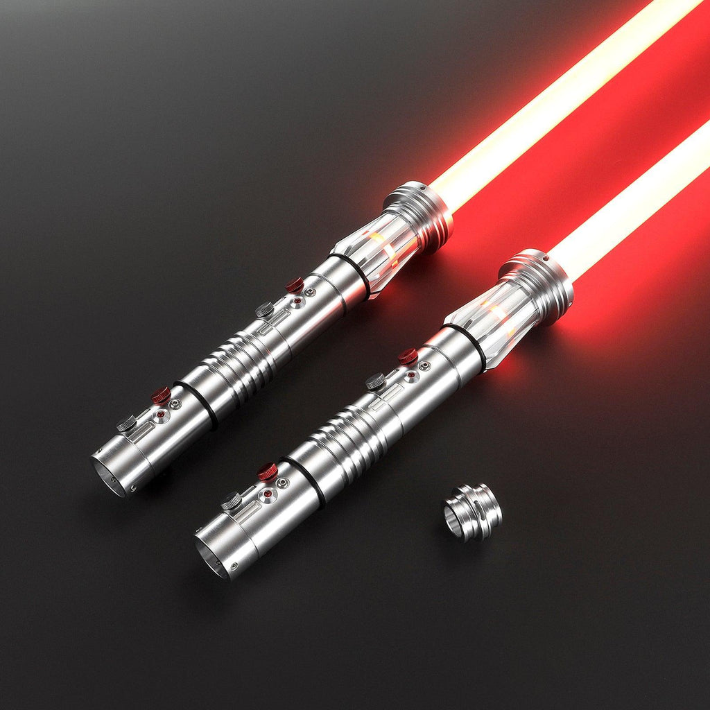 Zwei silberne The Menace Lichtschwerter mit roter Klinge und transparentem Hilt-Detail, Premium-Design