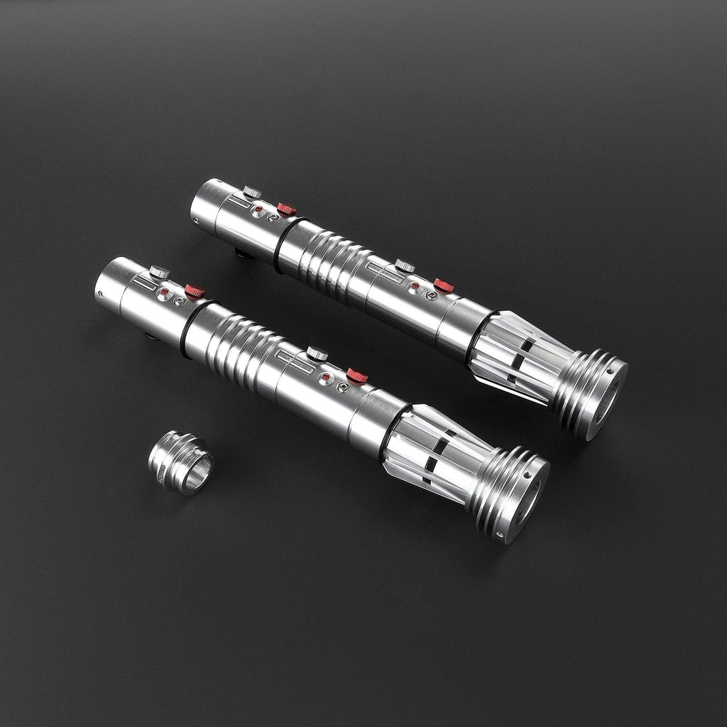 Zwei silberne The Menace Lichtschwerter mit roten Knöpfen und gerilltem Griff, Premium-Design