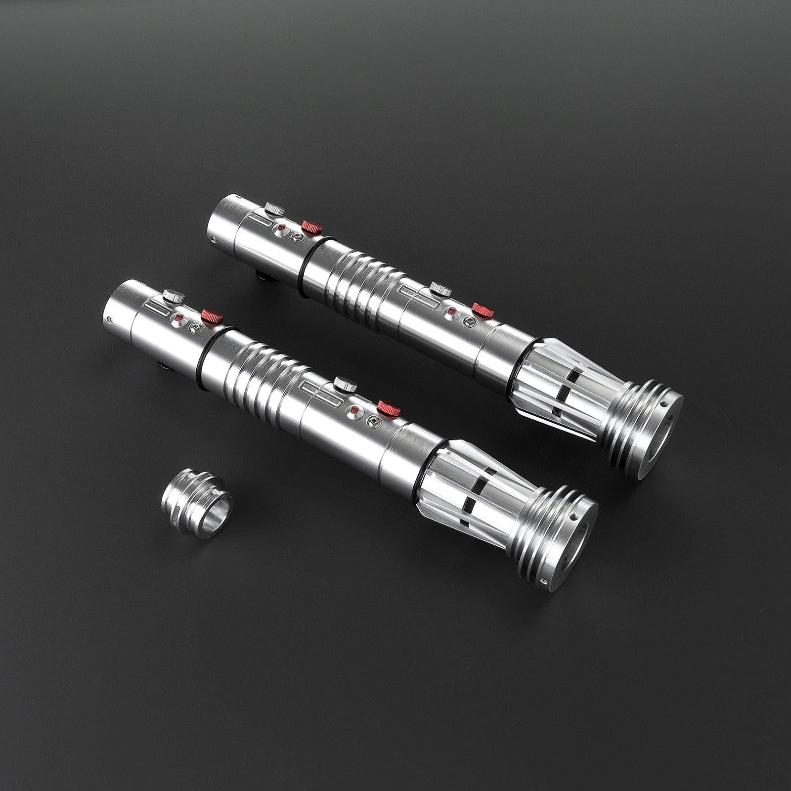 Zwei silberne The Menace Lichtschwerter mit roten Knöpfen und gerilltem Griff, Premium-Design