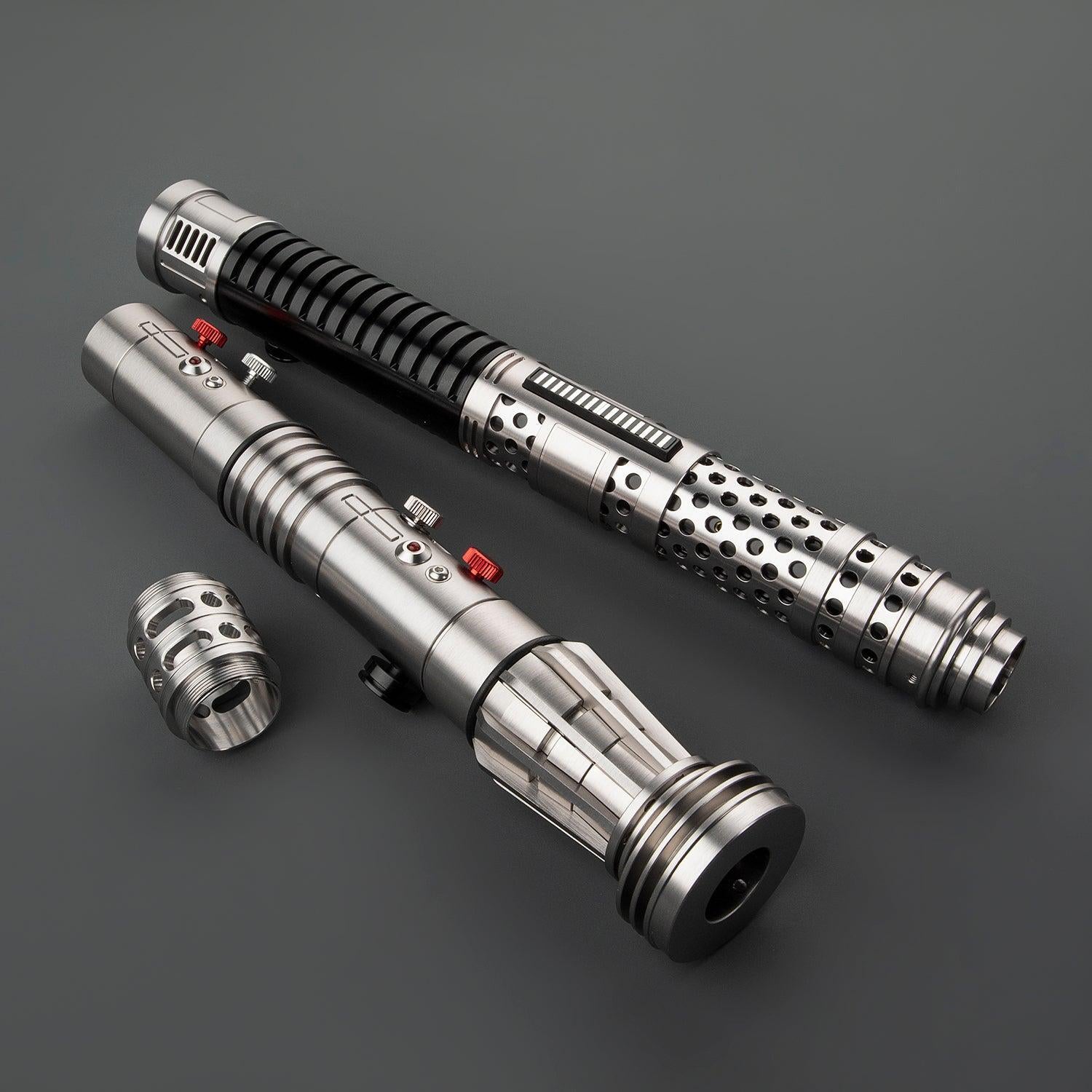Crimson Lichtschwert in Silber – detailliertes Premium-Design mit perforiertem Hilt