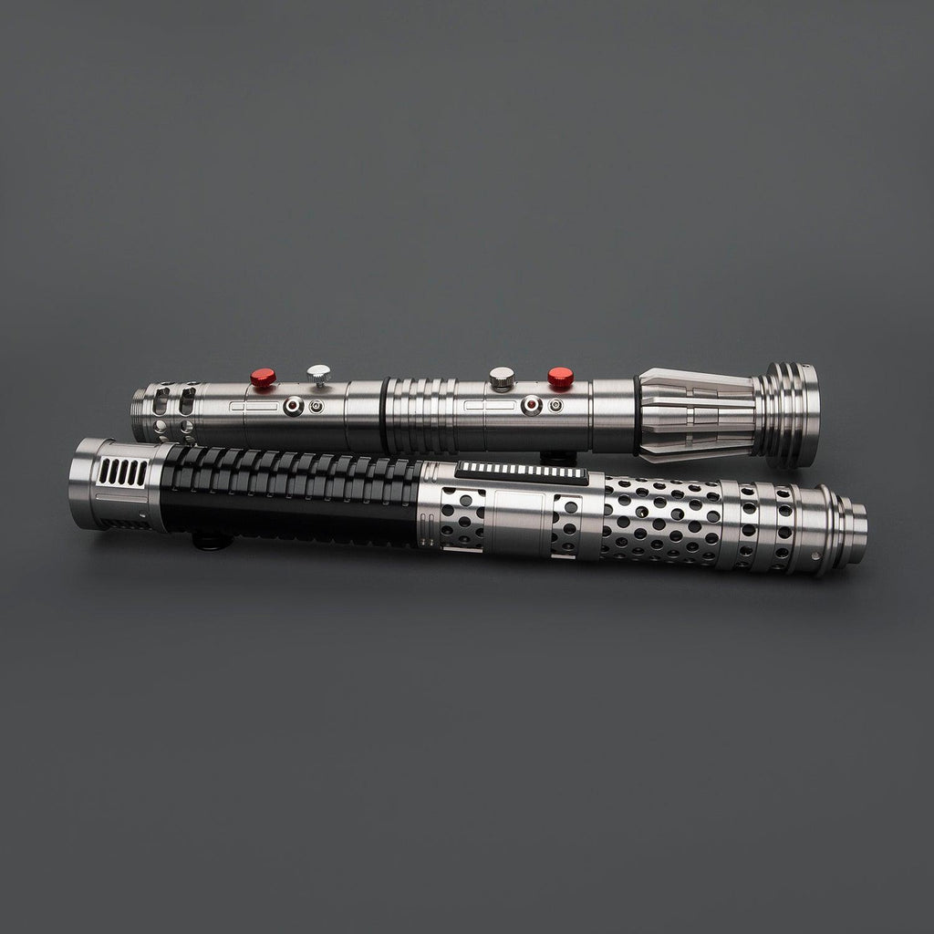Crimson Lichtschwert in Silber und Schwarz – detailliertes Premium-Design mit roten Knöpfen