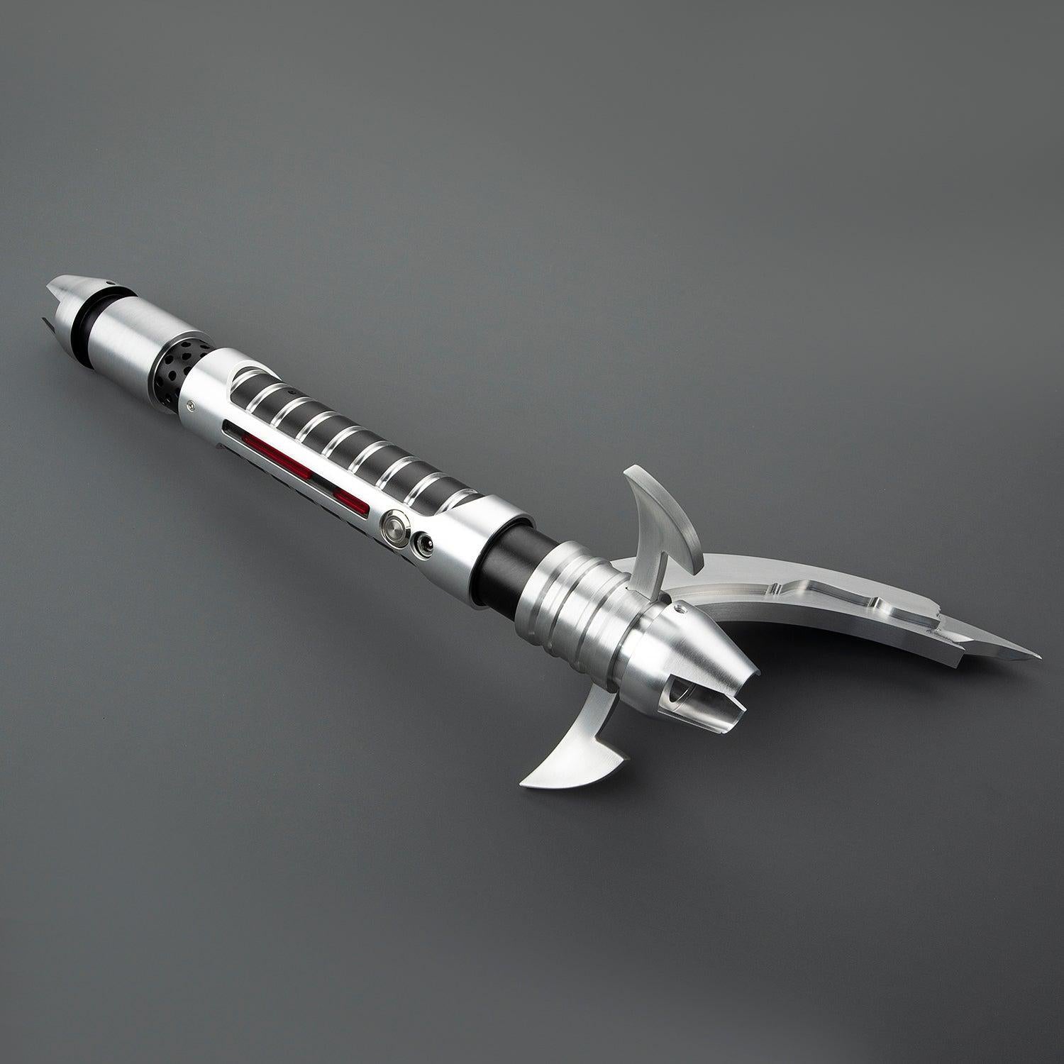 The Shadow Lichtschwert – silbernes Premium-Design mit zwei Klingen und rotem Akzent