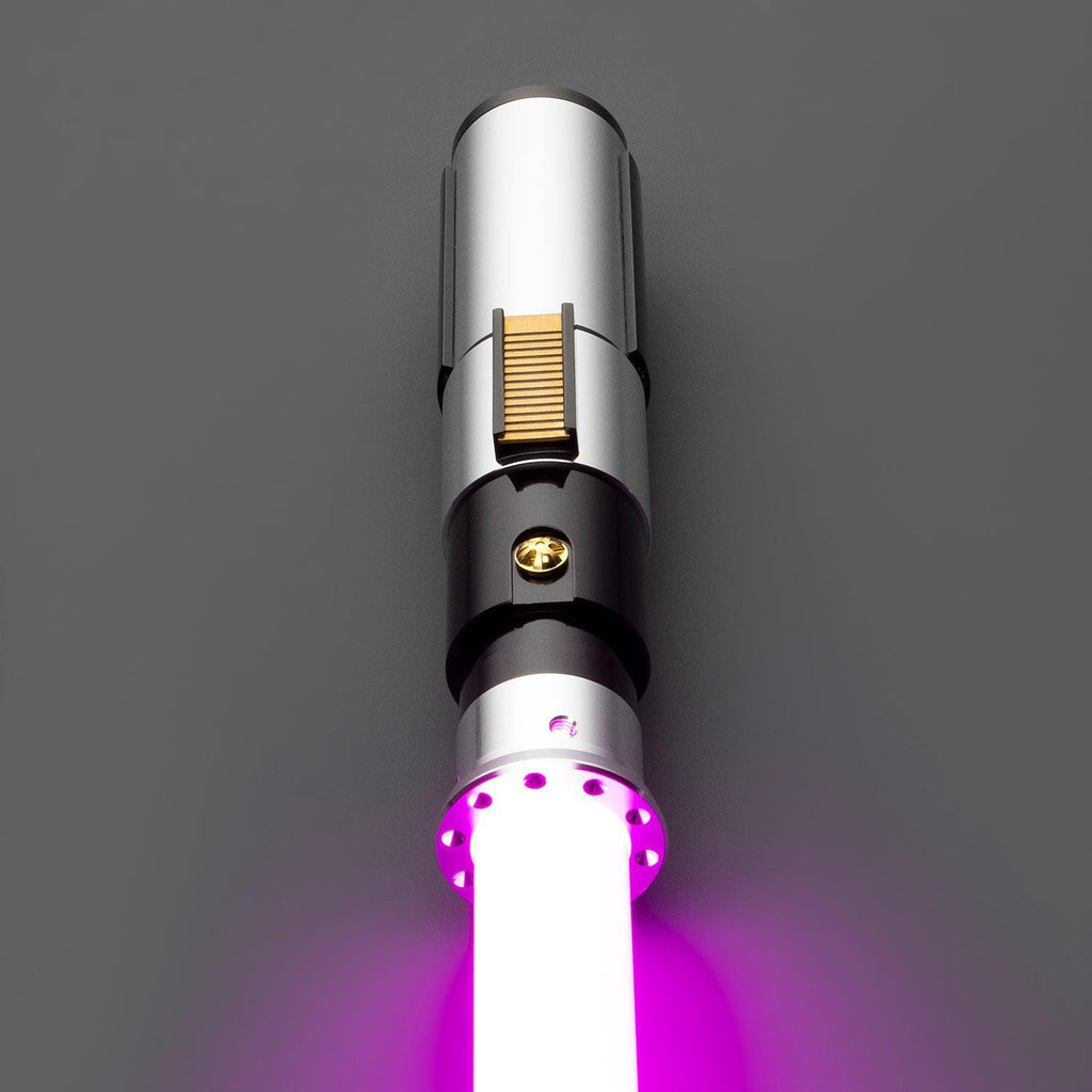 Warden Lichtschwert in Silber und Schwarz – Premium-Hilt mit leuchtender violetter Klinge