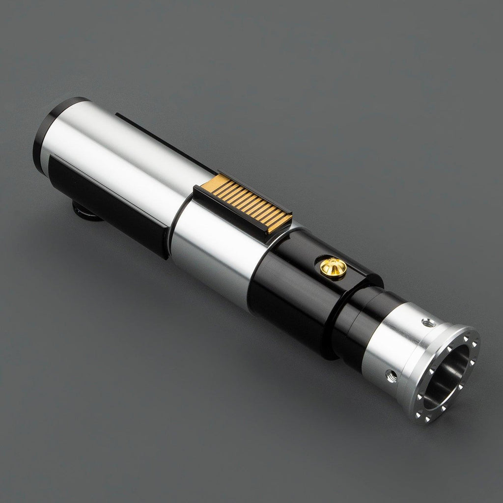 Warden Lichtschwert – silber-schwarzer Griff mit goldenen Akzenten, duellfähiges Premium-Modell