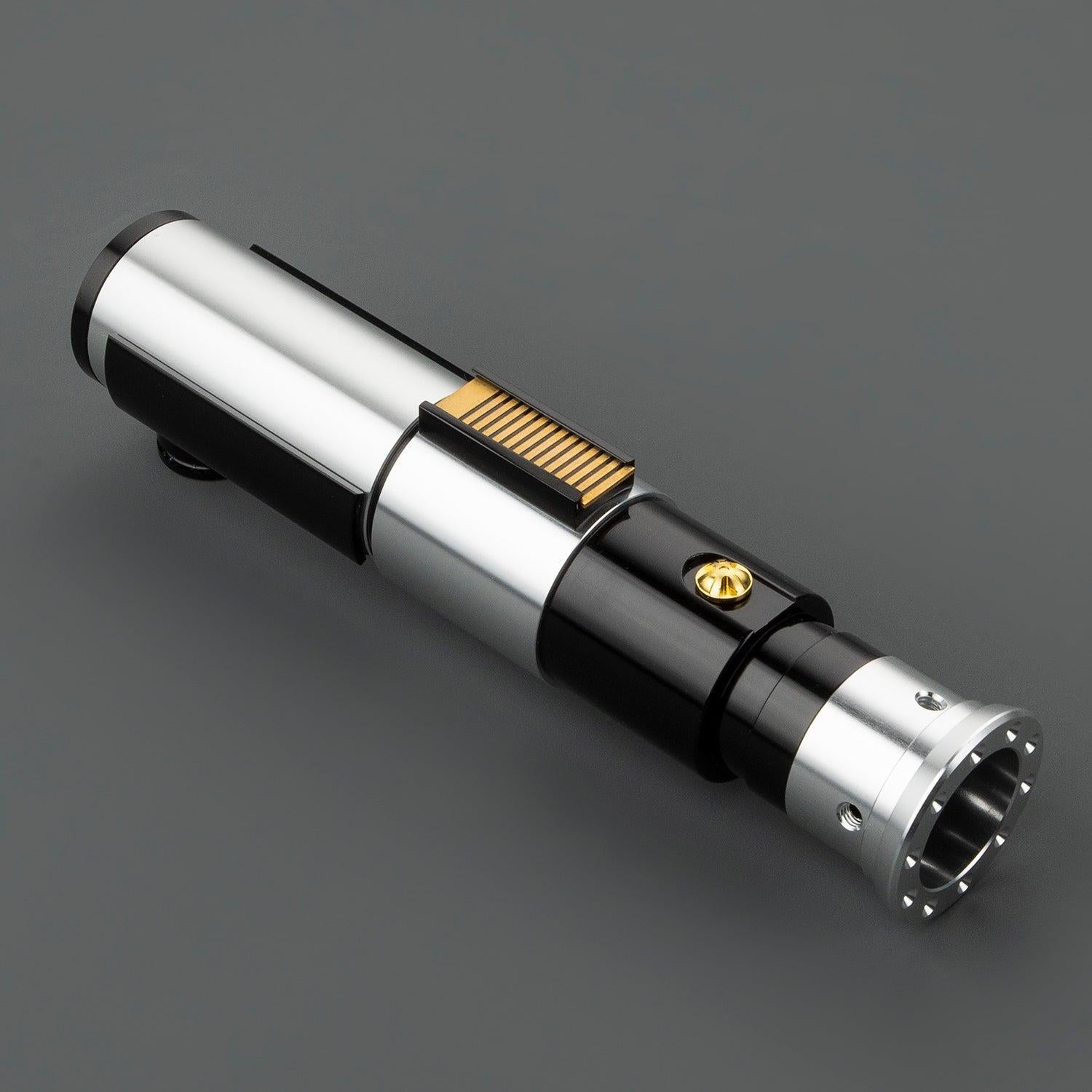 Warden Lichtschwert – silber-schwarzer Griff mit goldenen Akzenten, duellfähiges Premium-Modell