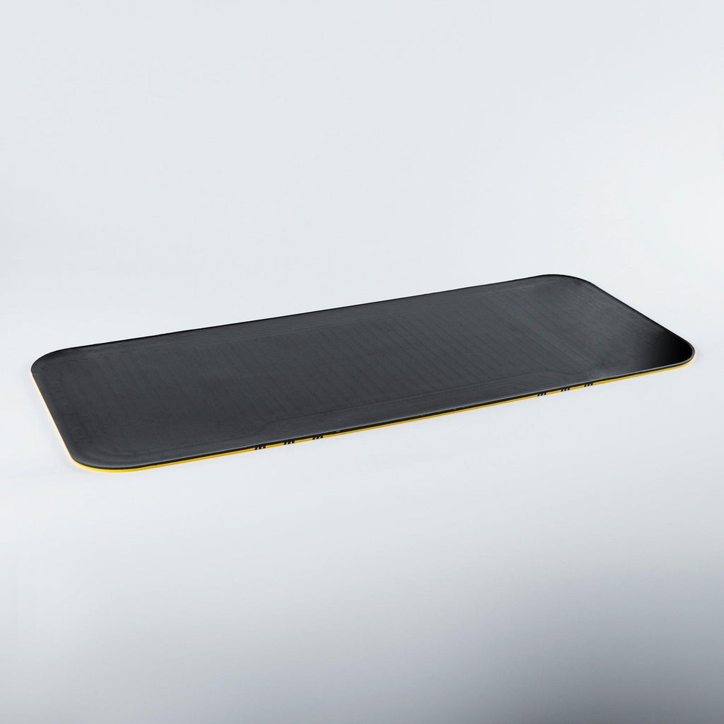 Präsentations-Matte in Werkbankoptik – flexible schwarze Gummimatte mit gelbem Rand