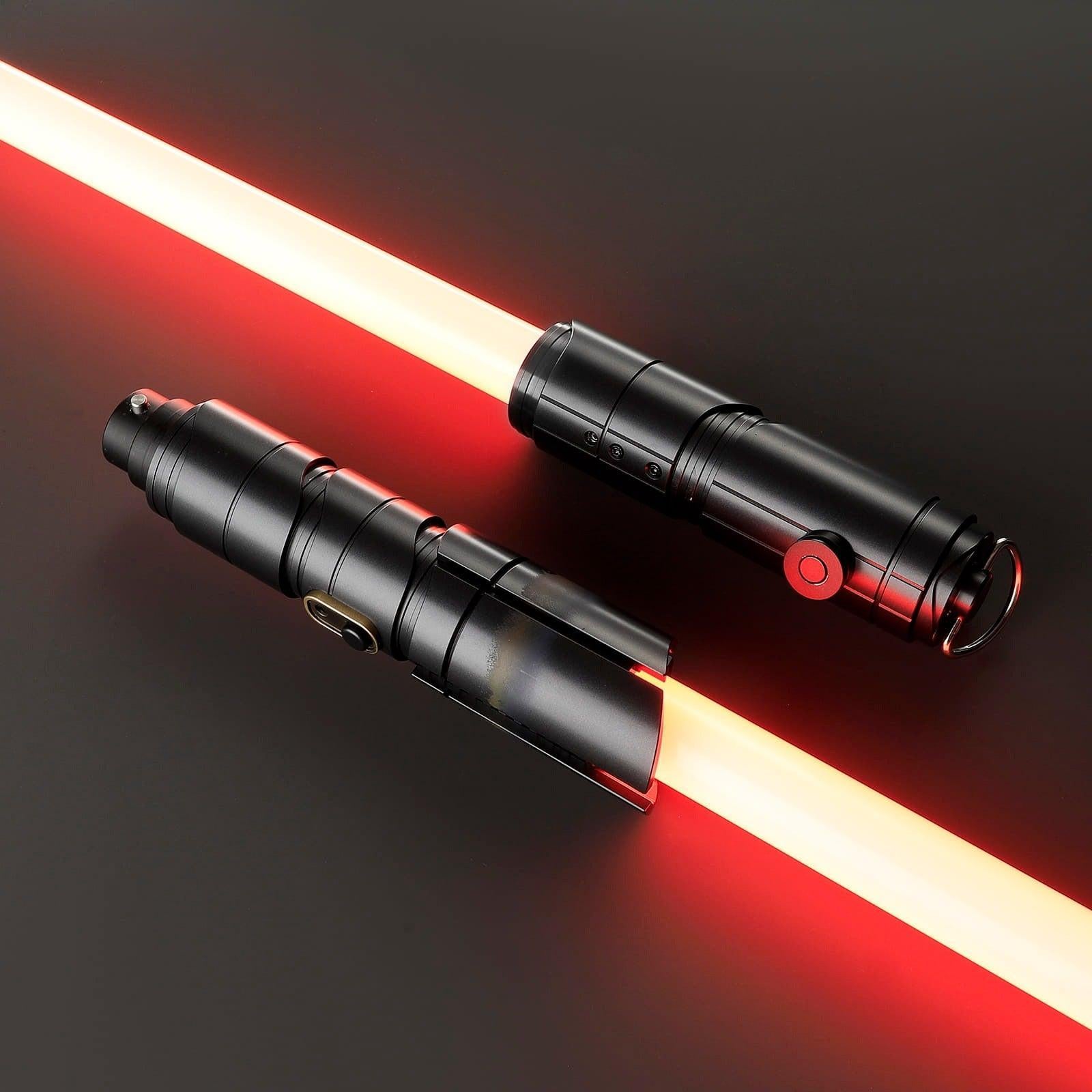Zwei The Stranger Lichtschwerter mit leuchtend roter Klinge – duellfähige Premium-Modelle