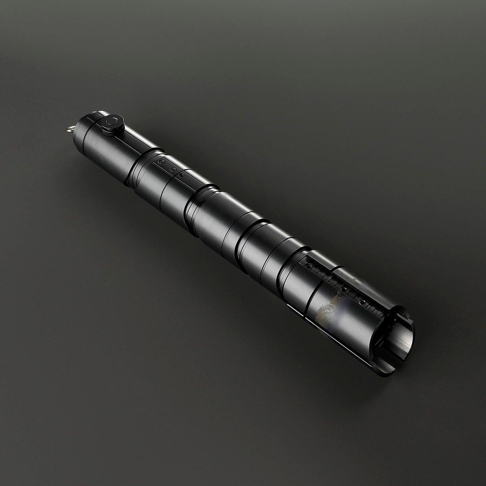 The Stranger Schwarz – schlankes Premium-Lichtschwert mit gerilltem Griff